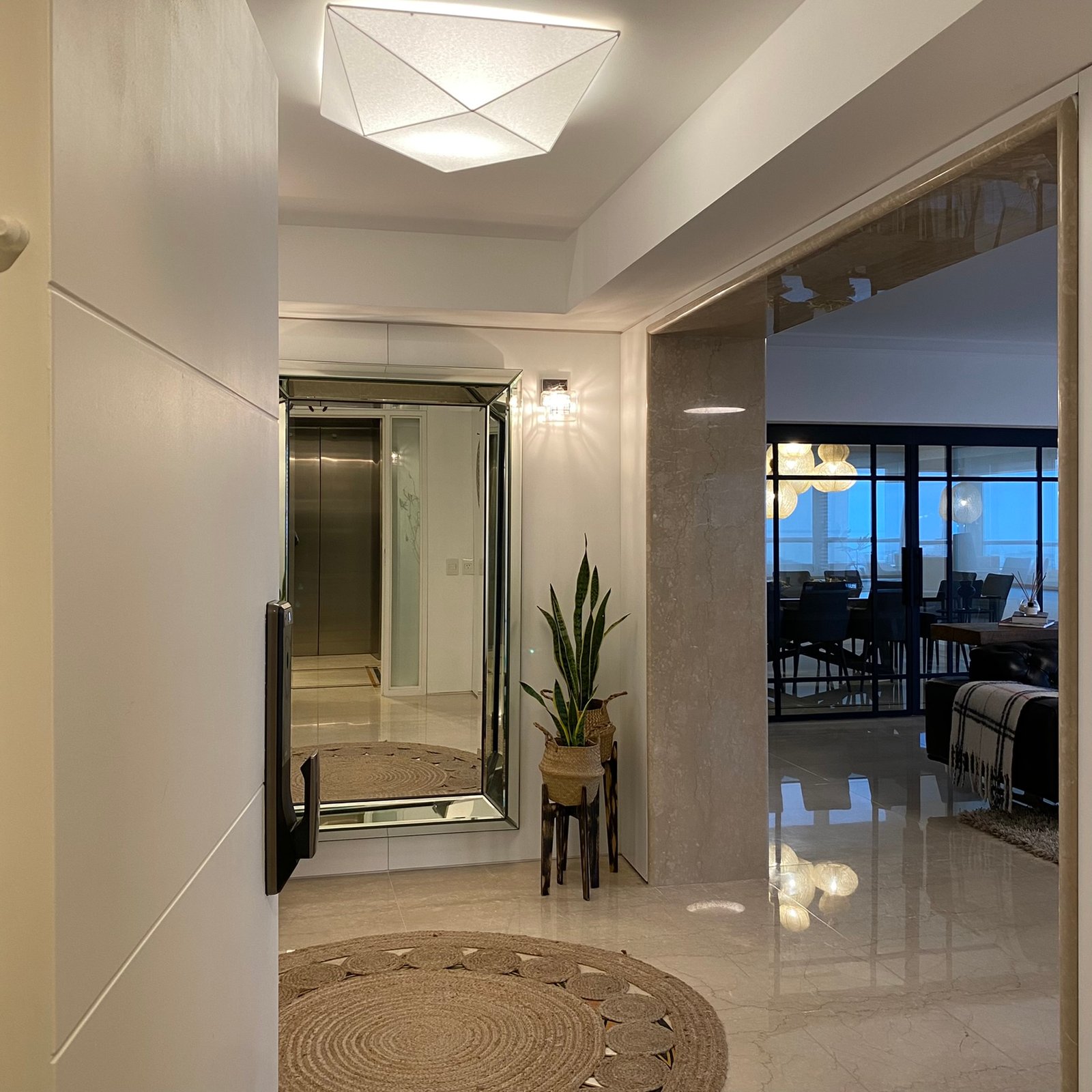 Pasillo moderno con planta y espejo de cuerpo entero — proyecto Libertador I, por MDBK Arquitectura, en Palermo