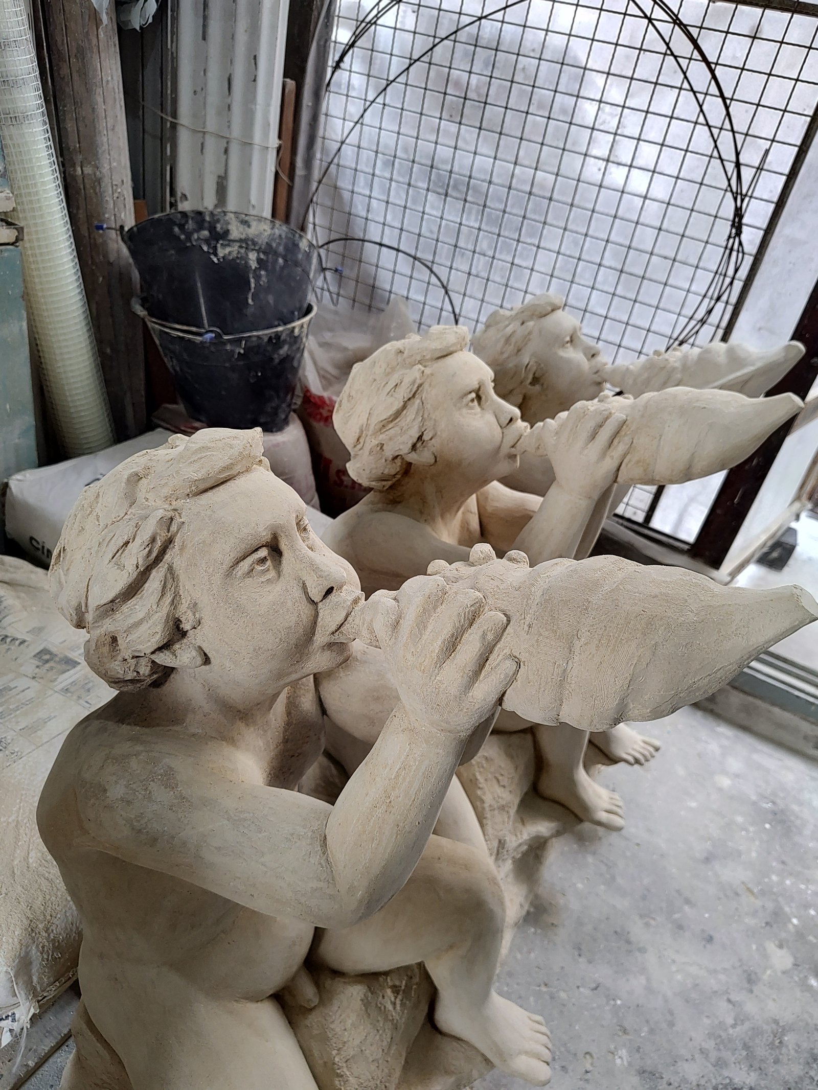 esculturas de argila crua de querubins soprando chifres — projeto Banco Central, por Arte Umbra, em Cdad. Autónoma de Buenos Aires