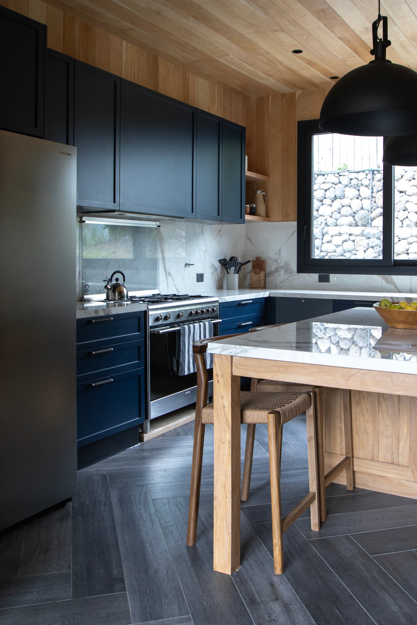 Cozinha moderna com armários azuis e piso espinha de peixe — projeto OBRA SANTA BARBARA, por ILVA, em Provincia de Buenos Aires
