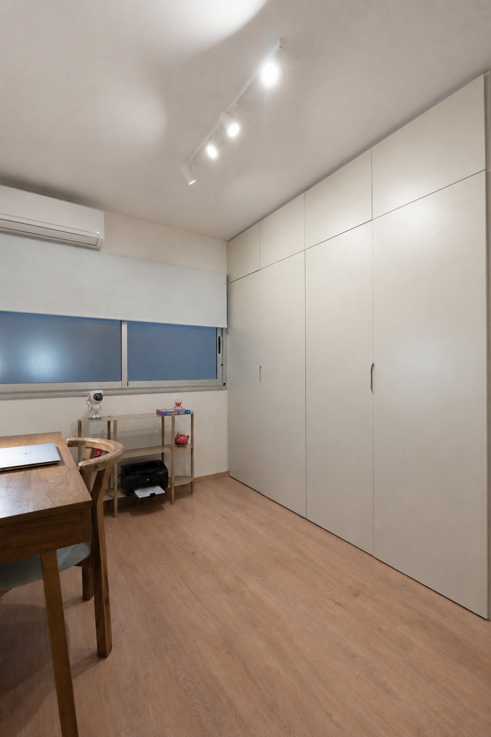 Escritório moderno com guarda-roupa embutido e secretária de madeira — projeto Ugarte, por Estudio BDM, em Cdad. Autónoma de Buenos Aires