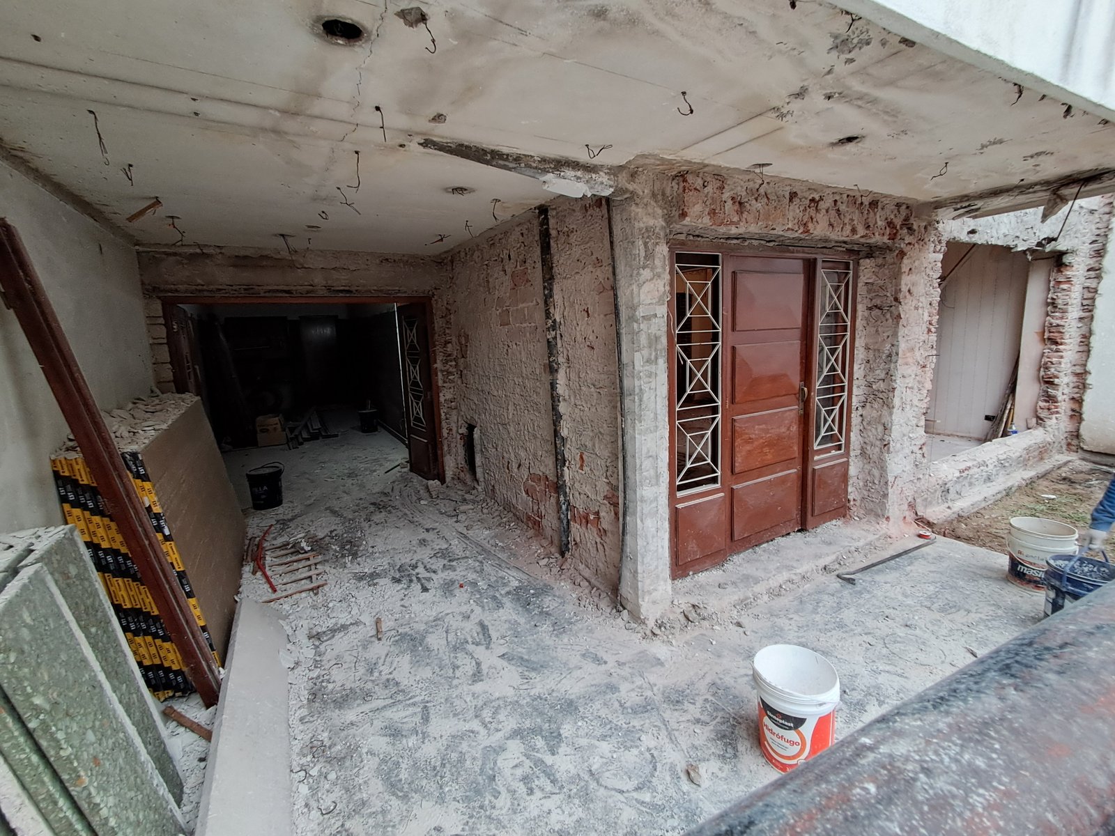 Espacio en obra con paredes de ladrillo visto y hormigón — proyecto REFACCIÓN SOLANO LOPEZ, por IRALA CONSTRUCCIONES, en Mariscal Francisco Solano López 3634