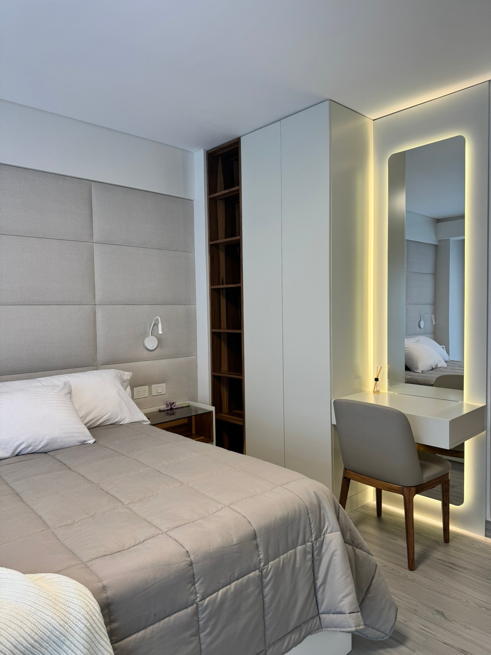 Quarto moderno com cama, secretária, espelho e roupeiro embutido — projeto Cerviño, por MDBK Arquitectura, em Palermo
