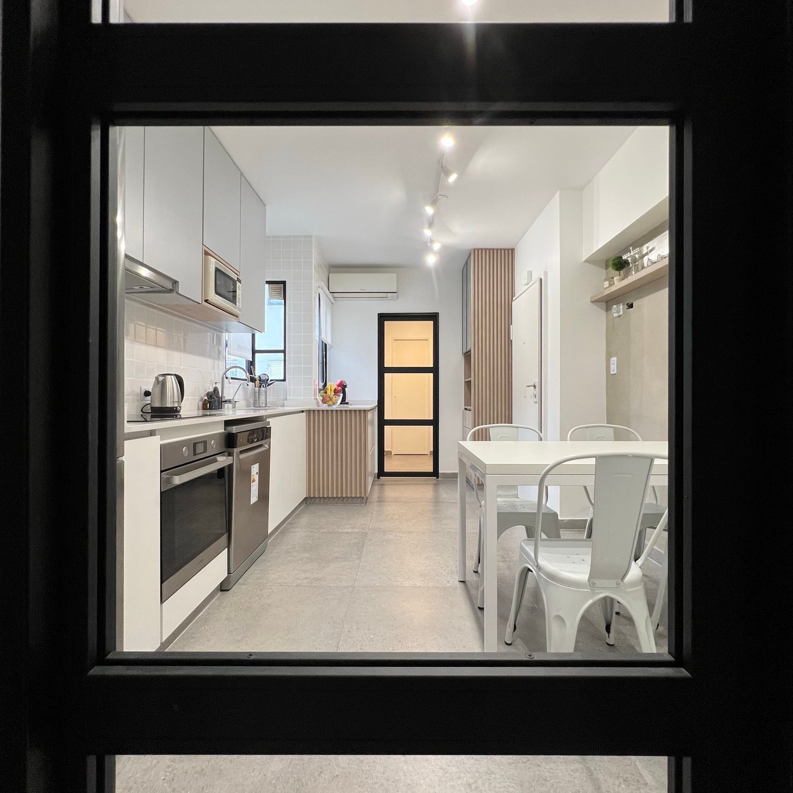 Cozinha e sala de jantar modernas em conceito aberto com móveis minimalistas — projeto Vera I, por MDBK Arquitectura, em Villa Crespo