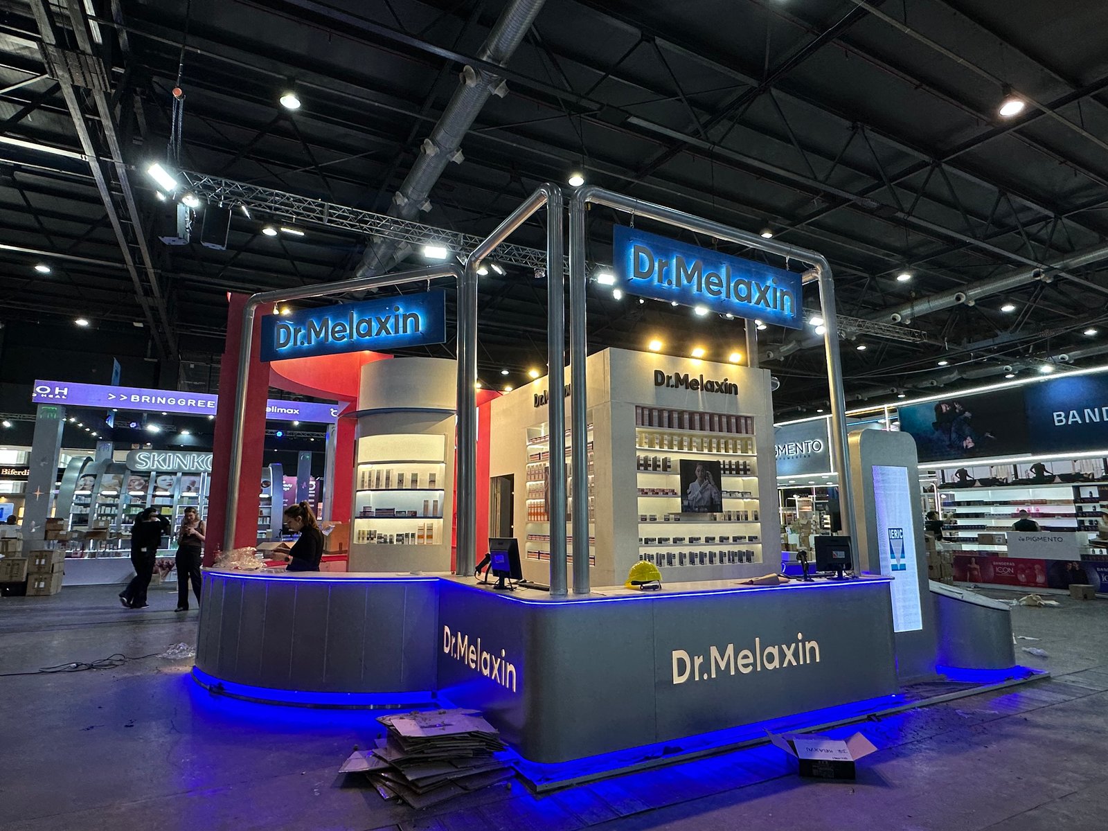 local comercial moderno con iluminación led azul — proyecto Medicube & Dr Melaxin, por Gauss Rubrican , en Av. Sarmiento 2704