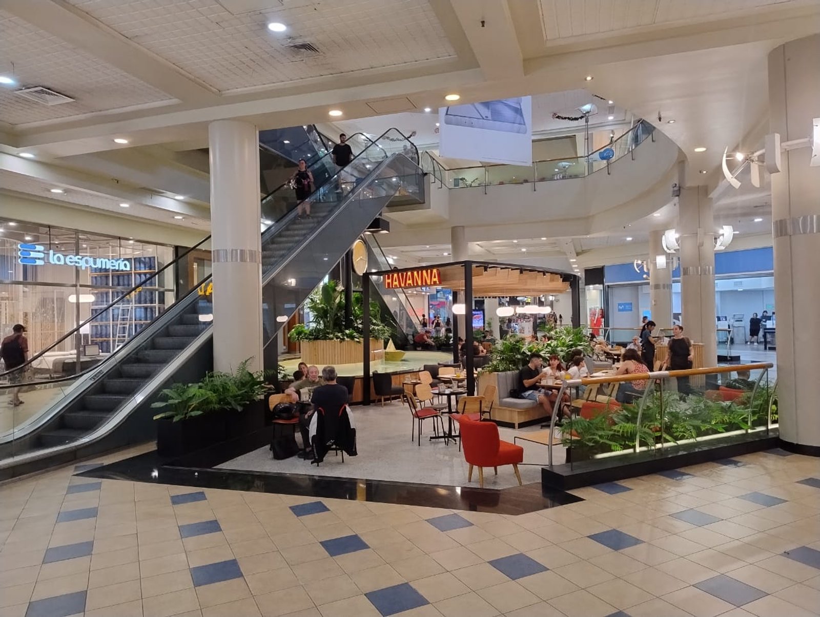 interior de centro comercial moderno con escaleras y locales — proyecto Havanna Plaza Oeste Shopping, por COMOTTO - SOMMER  - ARQUITECTOS, en Blvd. Juan Manuel de Rosas 658
