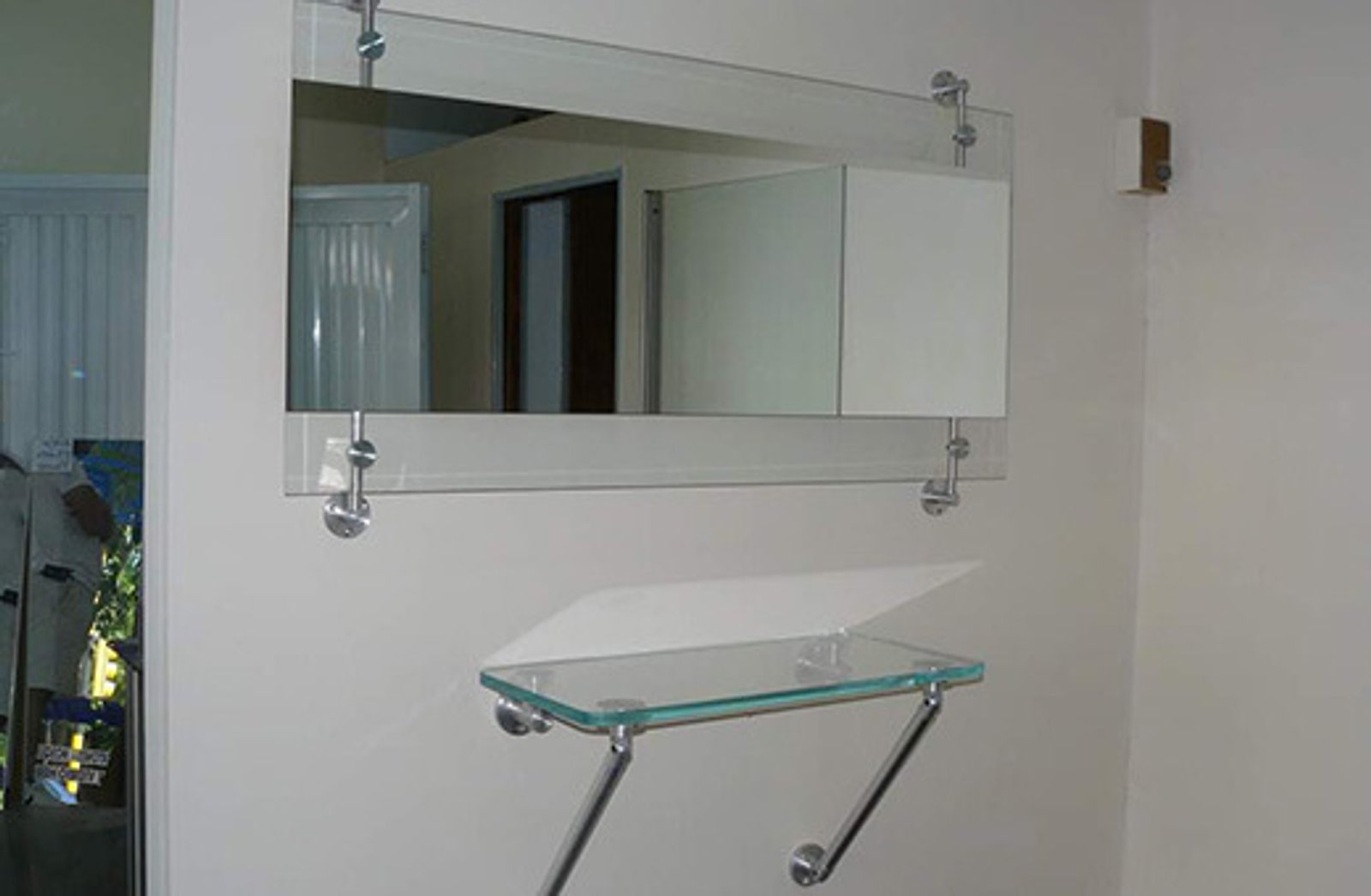 baño moderno con espejo y repisa flotante — proyecto Objetos especiales, por Cristalcenter, en Buenos Aires