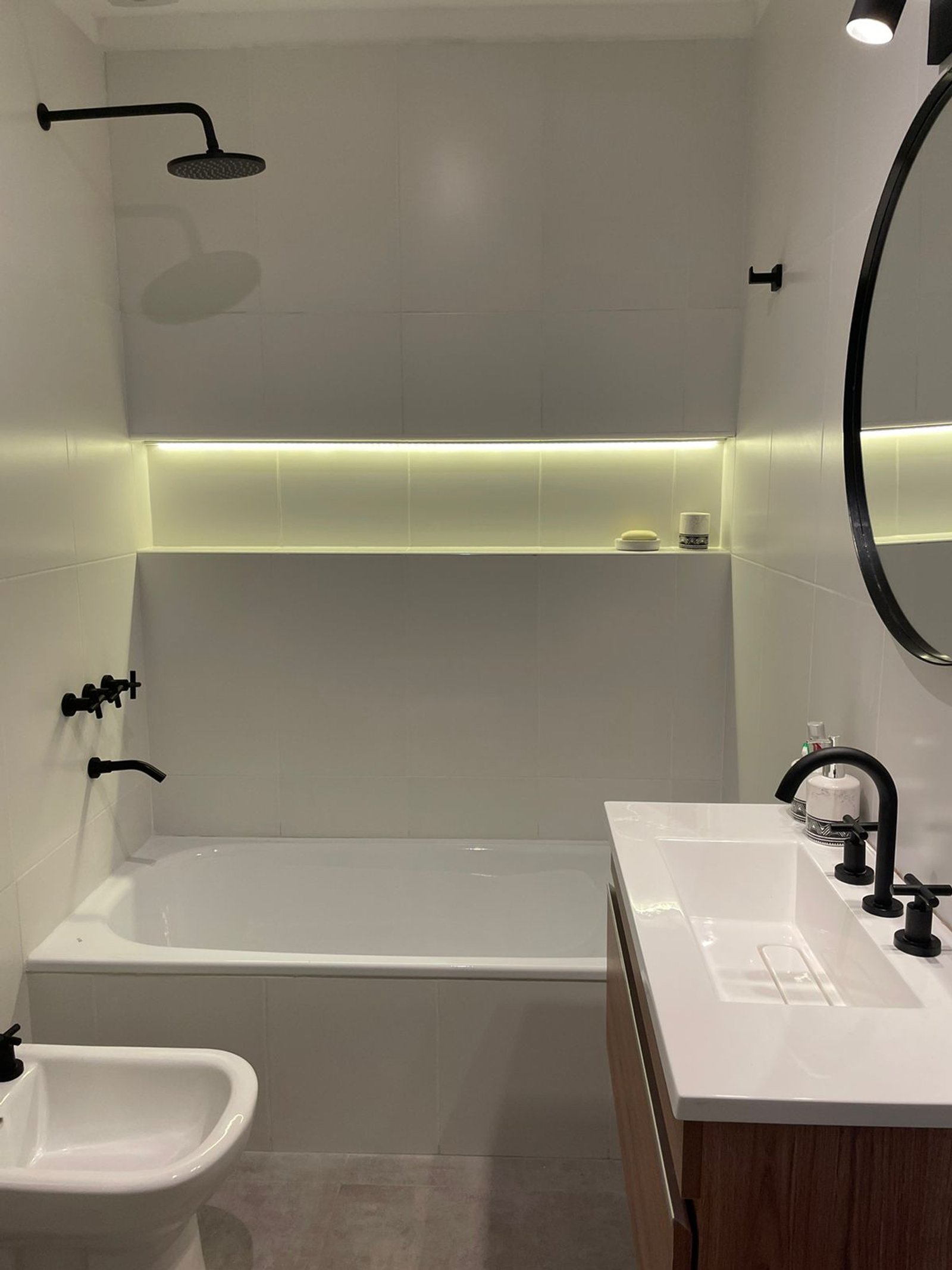 Baño moderno con bañera exenta y luces indirectas — proyecto Carranza , por Estudio NET Arquitectura , en Adolfo P. Carranza 2263