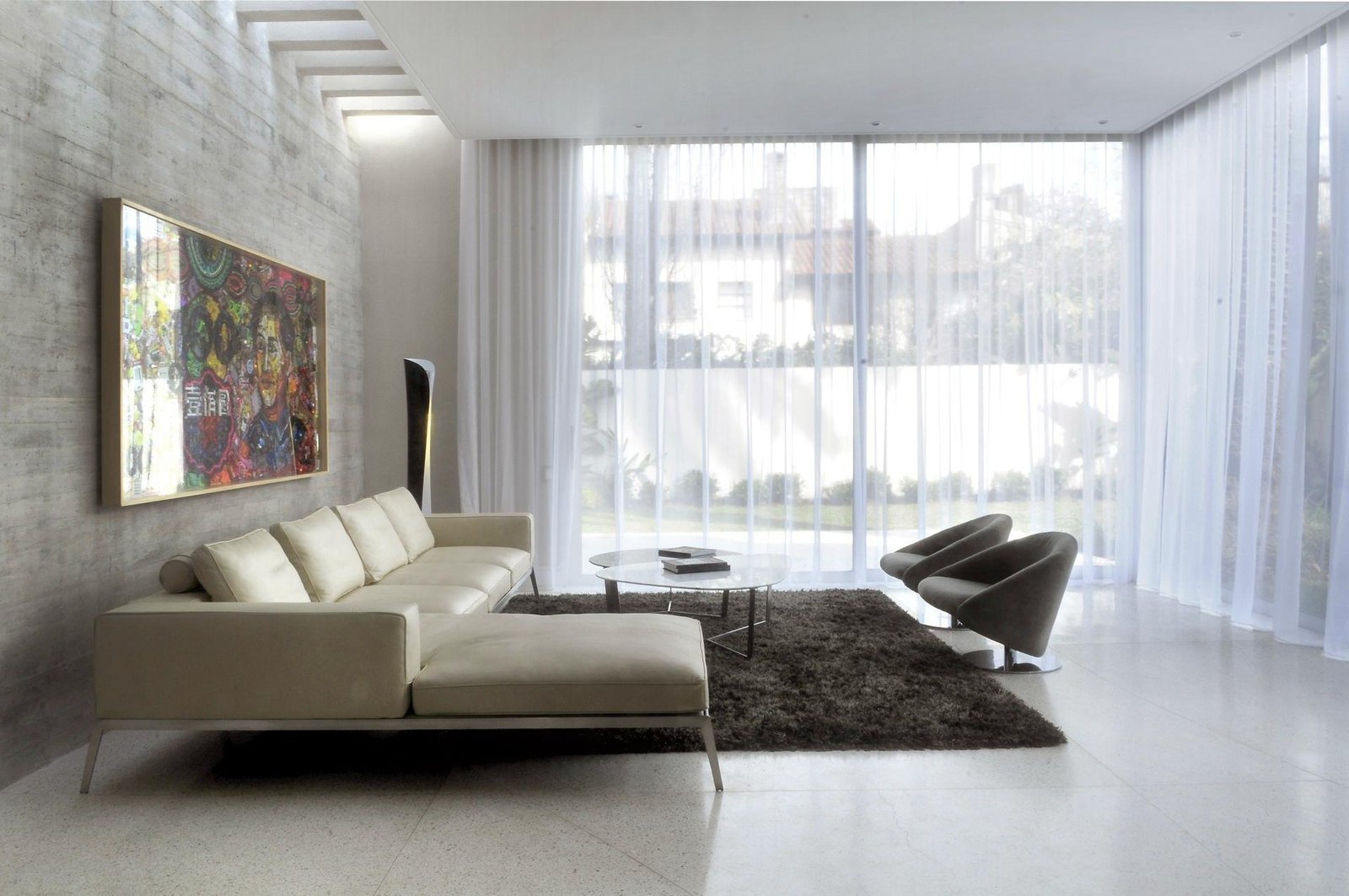 Living moderno con sofá seccional beige y cortinas de piso a techo — proyecto Espacios, por BURANI, en Martínez