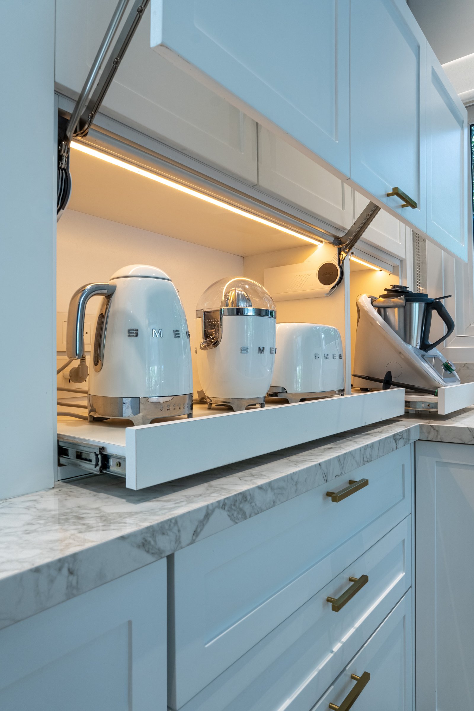Cozinha moderna com eletrodomésticos embutidos em prateleira retrátil — projeto Talar de Pacheco, por ABEJA CONCEPT, em Gral. Pacheco