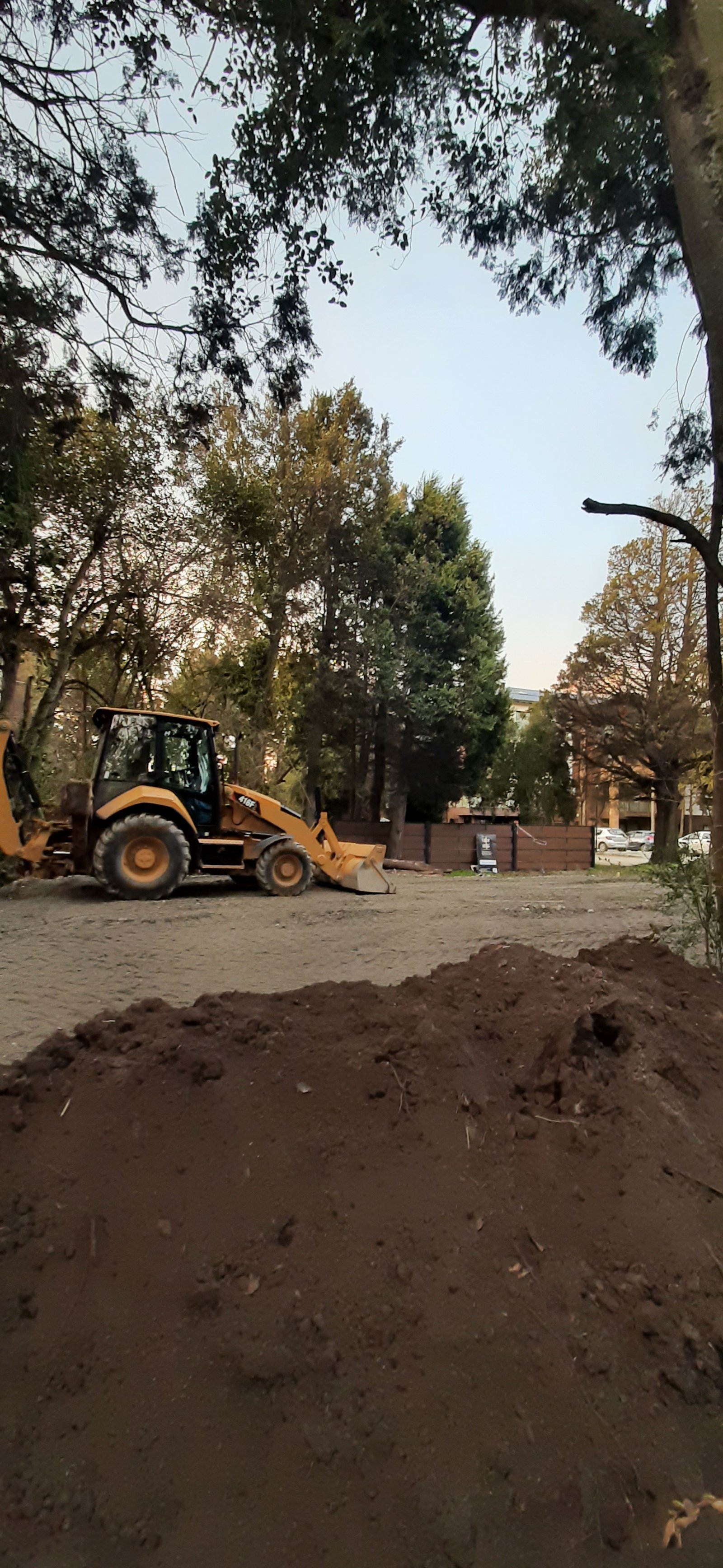 obra en construcción con retroexcavadora y tierra apilada — proyecto Casa Astrid, por Arquitecta Grace Overgaard, en Av. Ezequiel Bustillo 4821-5199