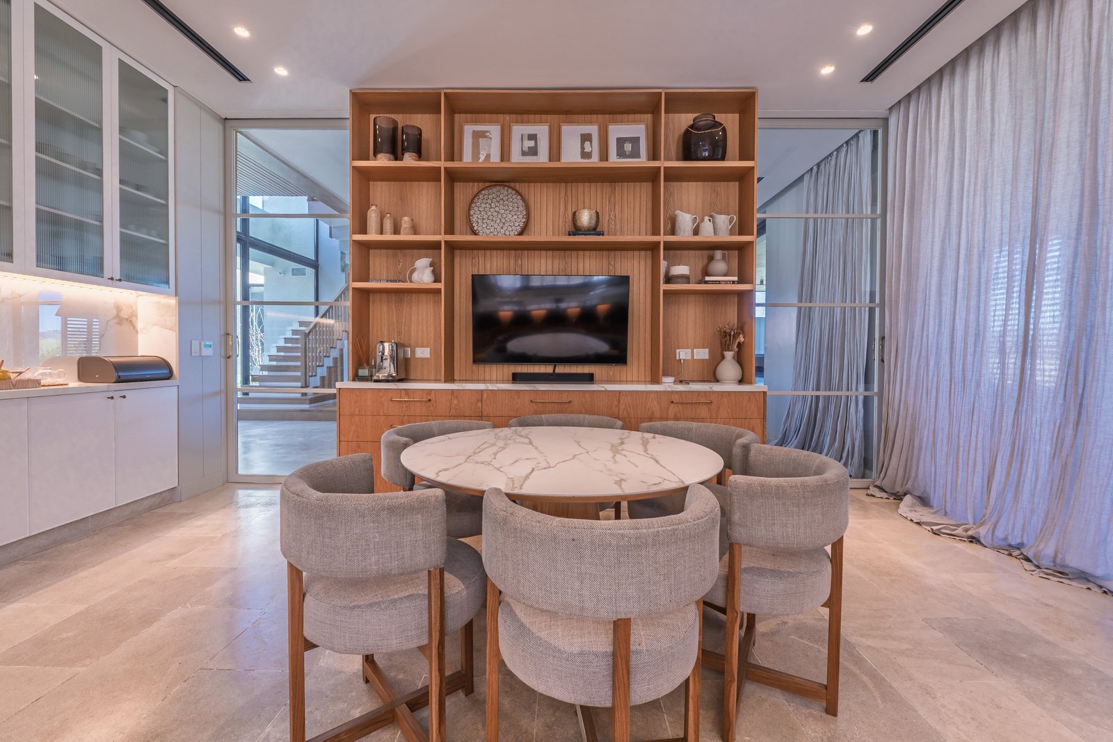 Comedor moderno con estar integrado y estanterías — proyecto PilarA - Estudio Pacifica, por ABEJA CONCEPT, en Pilar