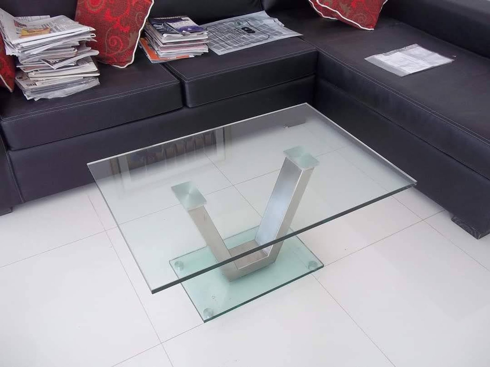 Living moderno con sofá gris y mesa de centro de cristal — proyecto Mesa Opalina naranja laminada de seguridad, por Cristalcenter, en Av. Pres. Figueroa Alcorta 5200