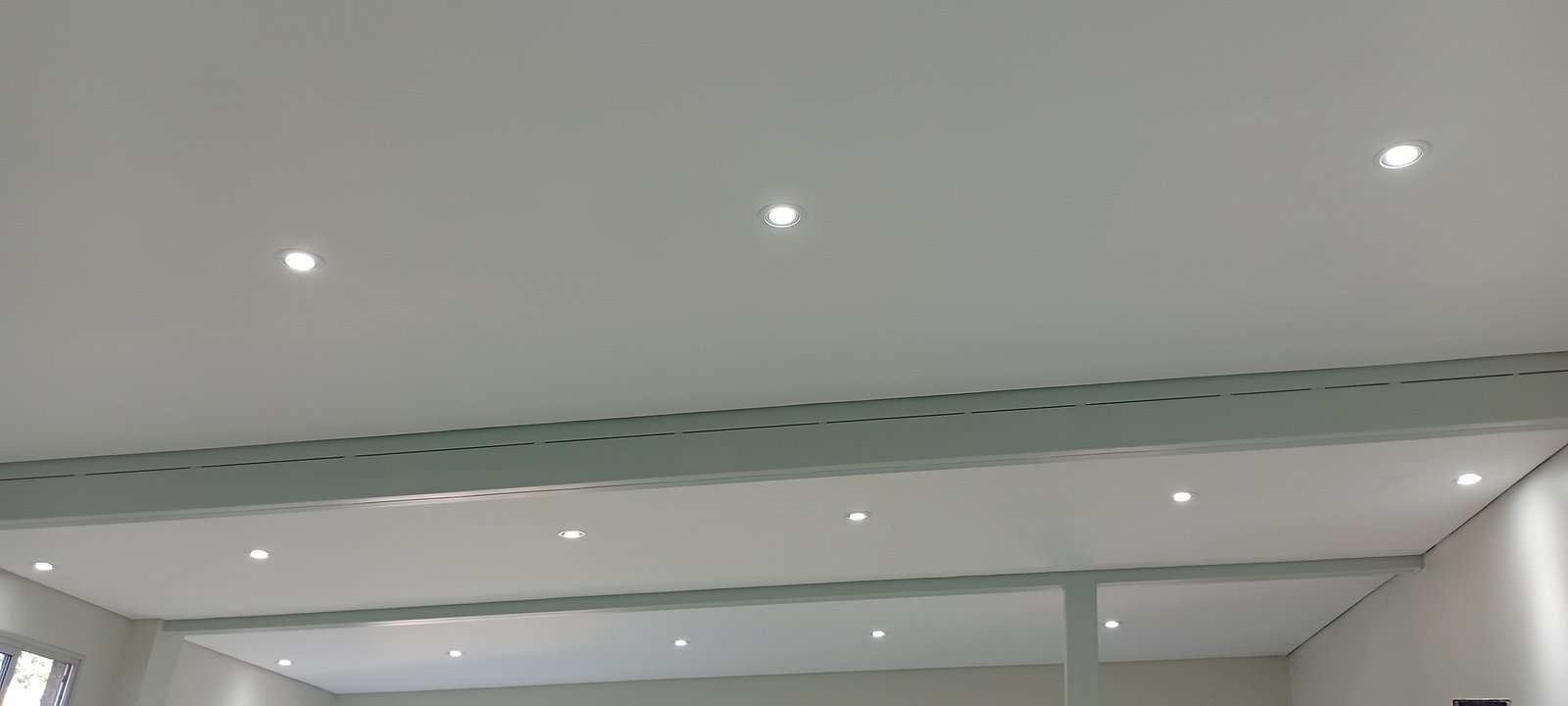 Teto com luzes embutidas e viga cinza — projeto MITRE SANITARIOS, por Yamil Cerna, em Tunuyán