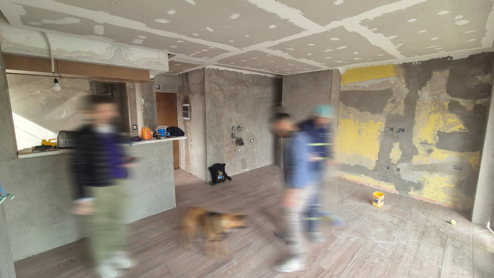 Living comedor en obra con paredes de concreto y acento amarillo — proyecto Living - Remodelación Soho, por RenovArqui, en Palermo