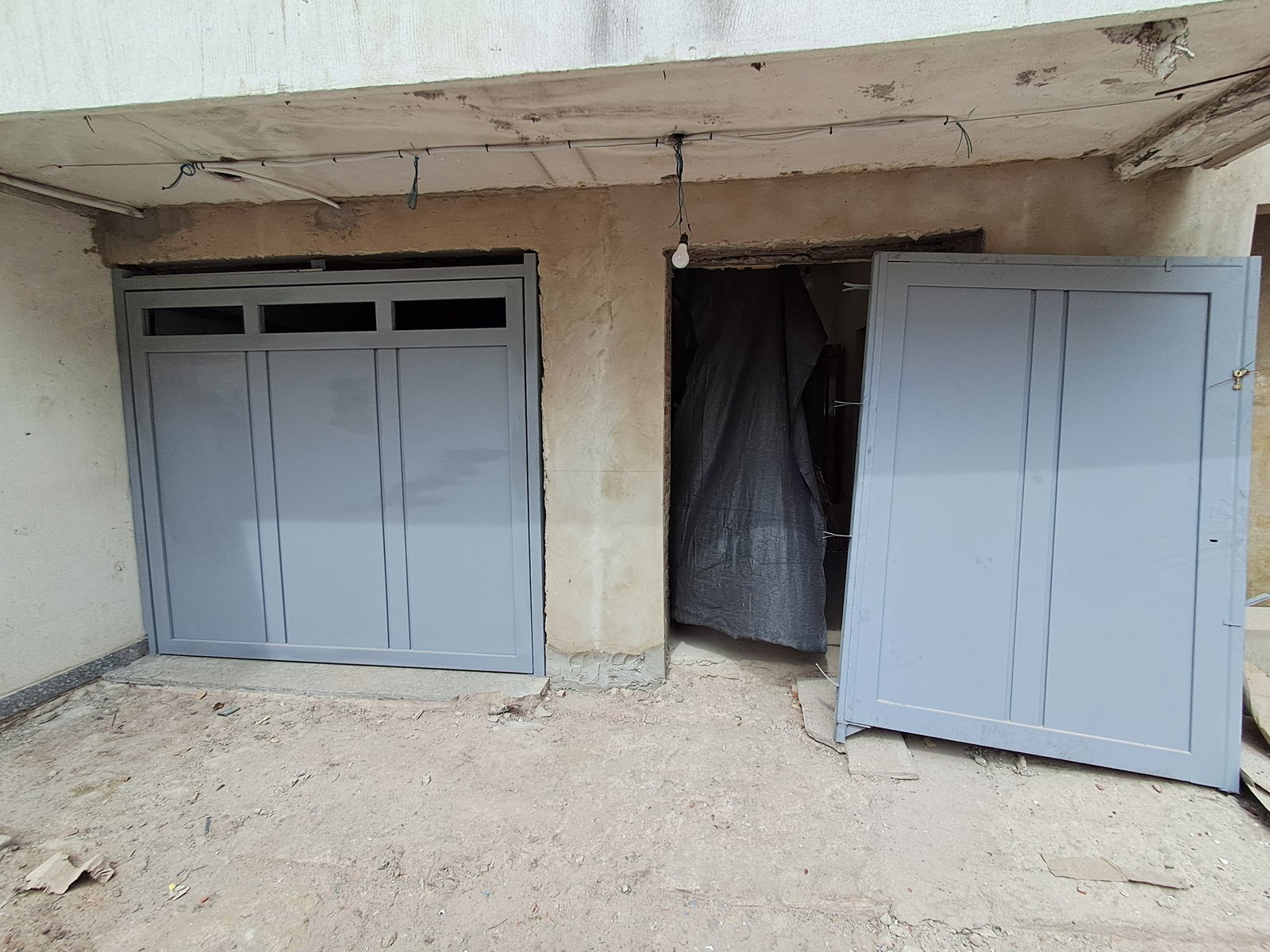 Portões de garagem sem instalação e instalados, área em construção — projeto REFACCIÓN SOLANO LOPEZ, por IRALA CONSTRUCCIONES, em Mariscal Francisco Solano López 3634