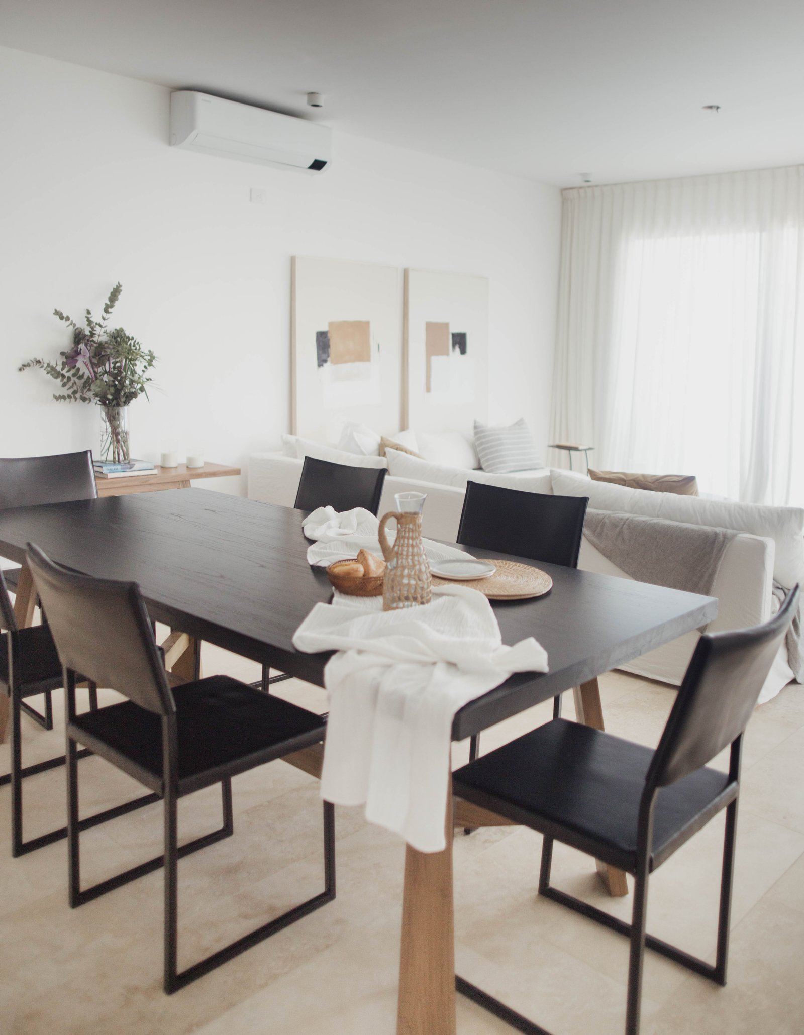 Comedor y living moderno escandinavo con mesa negra y sillas de cuero — proyecto Urbana las lomas, por LACROZE DESIGN STUDIO, en San Isidro