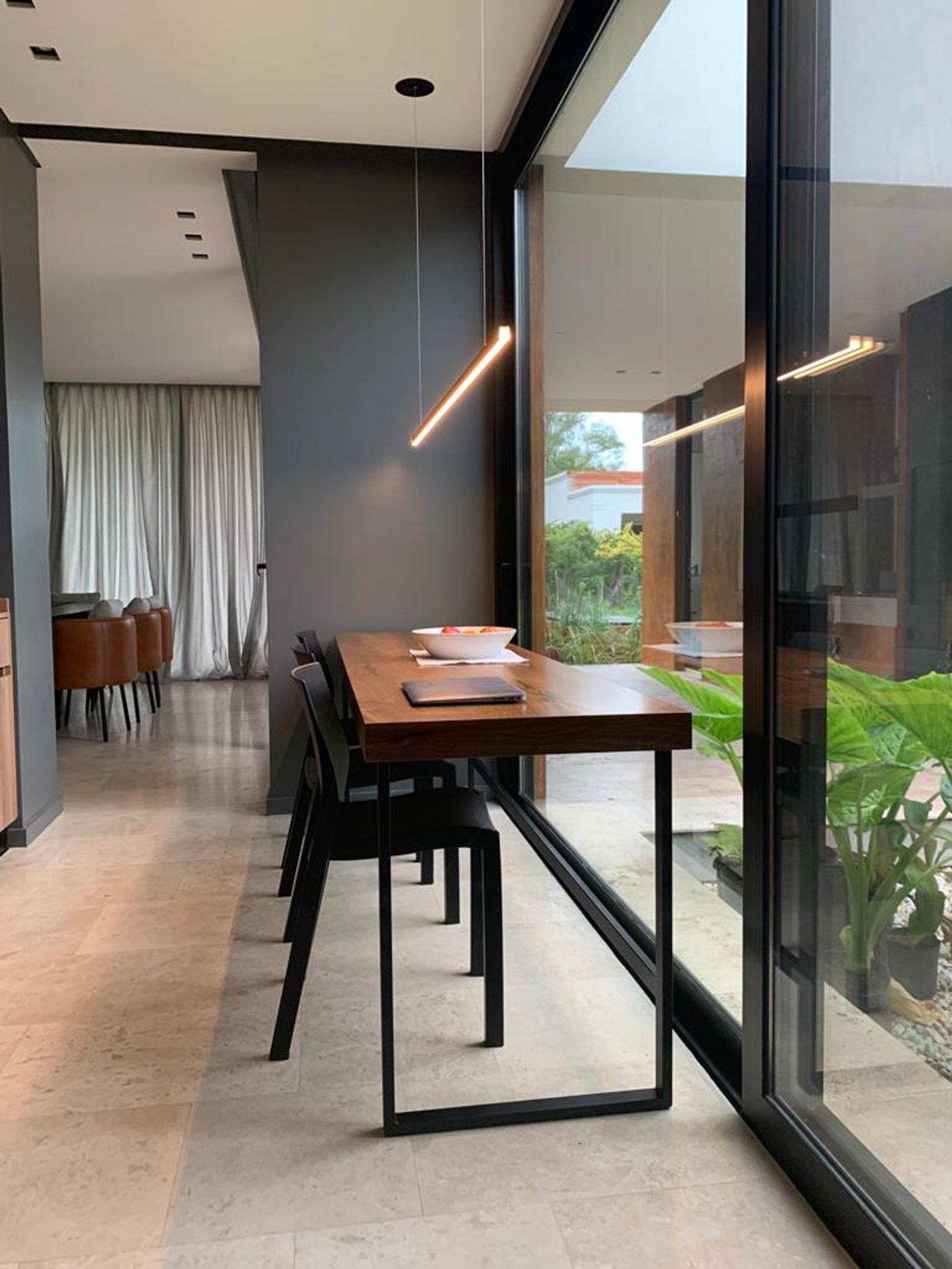 Comedor moderno con ventanales y mucha luz natural — proyecto Casa La Reserva , por Marianela Grosso, en Ruta Panamericana No. 9 Km 61