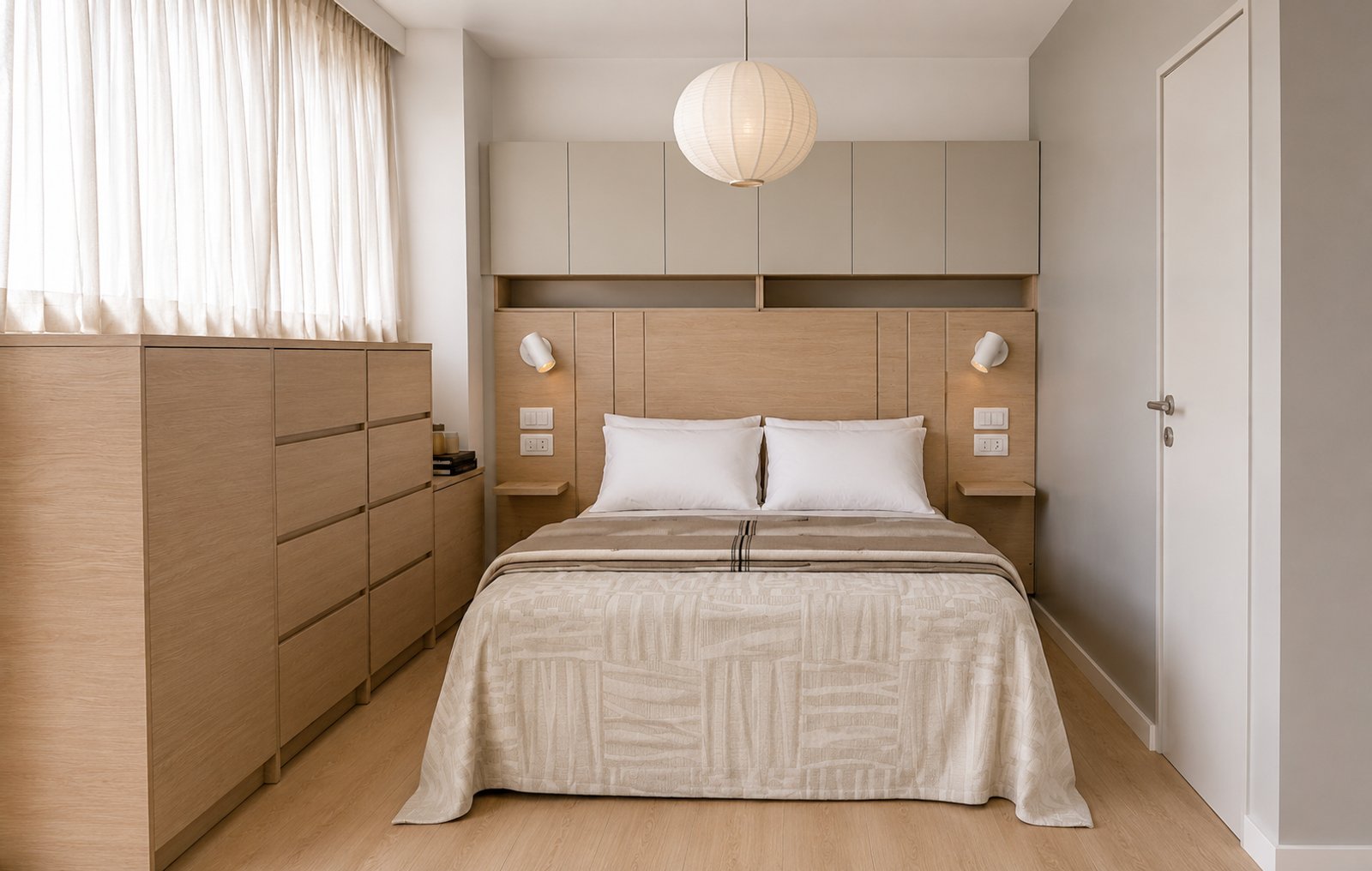 Dormitorio moderno con paneles de madera y cama beige — proyecto Beiro49 C&J, por Casa Fi, en Villa Devoto