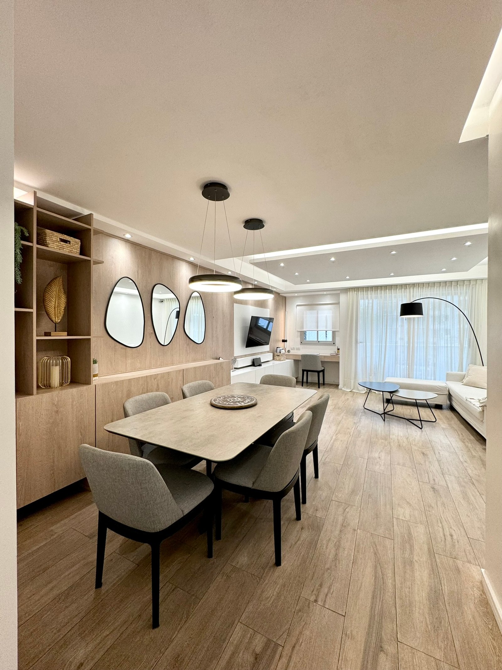 Sala de jantar moderna com prateleiras embutidas e espelhos abstratos — projeto Corrientes II, por MDBK Arquitectura, em Villa Crespo