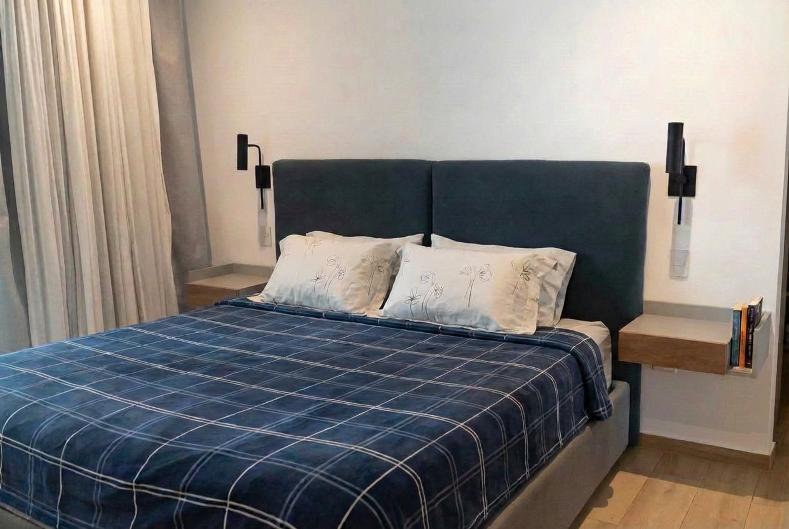 Dormitorio moderno con cama a cuadros y mesitas flotantes — proyecto Proyecto San Roque - Diseño y ejecucion integral cuarto ppal, por MJS INTERIOR DESIGNER, en Luján