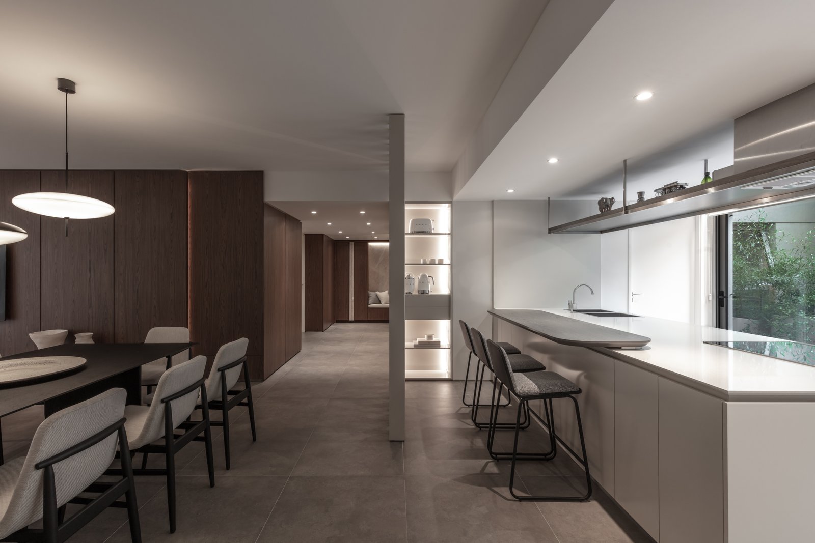 Cocina moderna con isla, comedor integrado y detalles en madera oscura — proyecto Donna Fiore | Sobrio & sofisticado | Sober & Sophisticated | Lucia Quinteros, por Ren Studio, en P