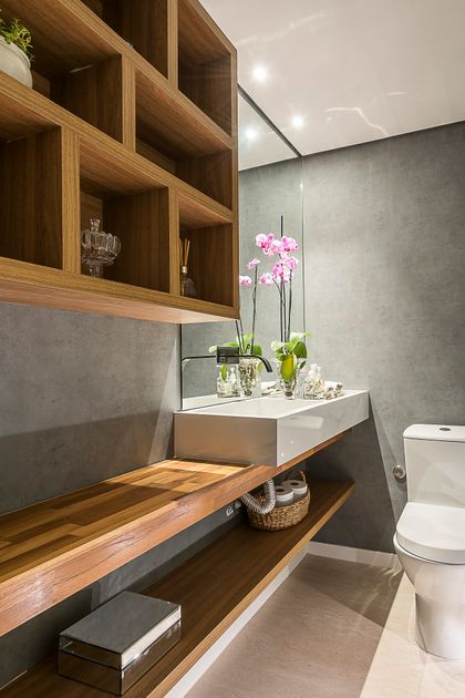 Baño moderno con estantería de madera y vanitory flotante — proyecto Sobrado Na Vila Gardênia , por Marcella Leite