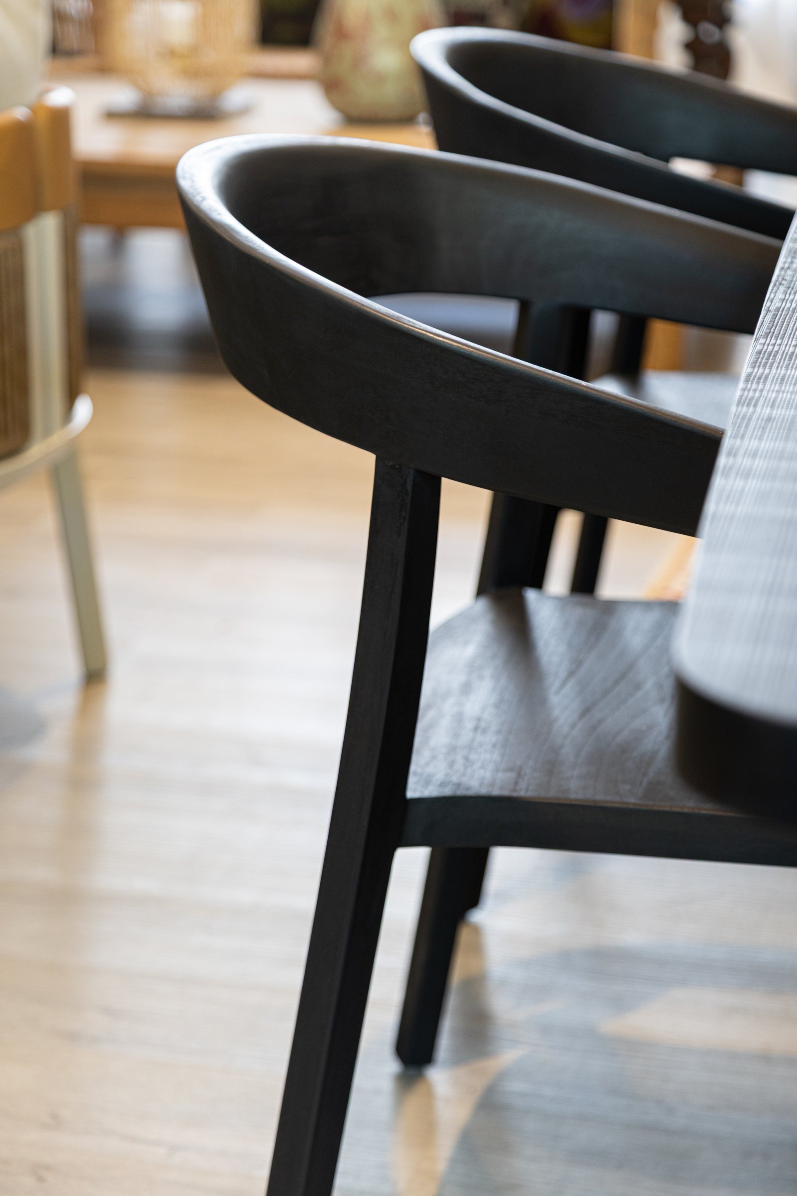 Cadeiras pretas de madeira com design curvo em sala de jantar moderna — projeto Tendencias en comedores, por DESDE ASIA, em Palermo