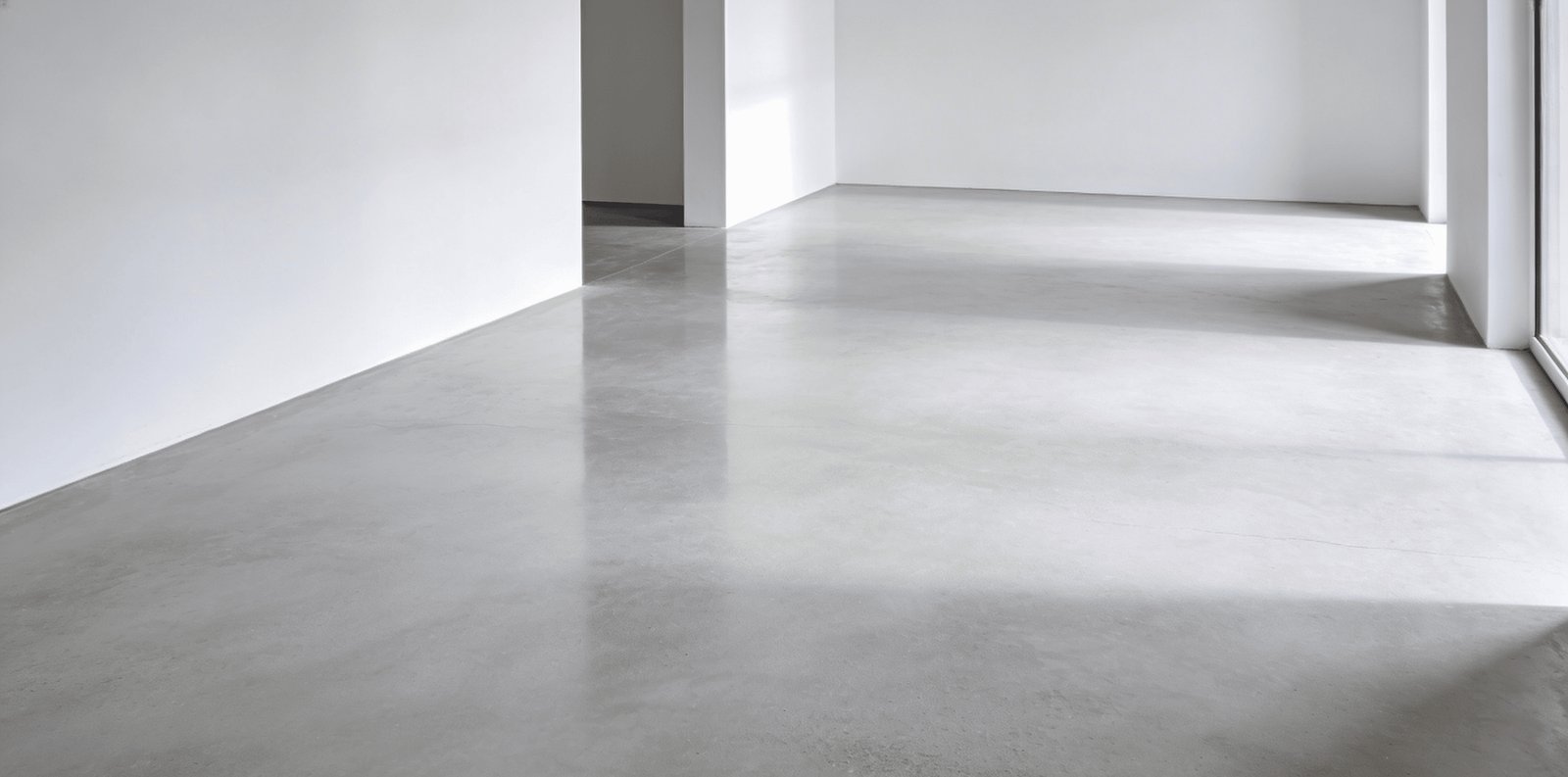 Espaço minimalista com piso de cimento polido e muita luz — projeto Microcemento Diego orosco, por Microcemento alizados Dieguito, em Virrey del Pino