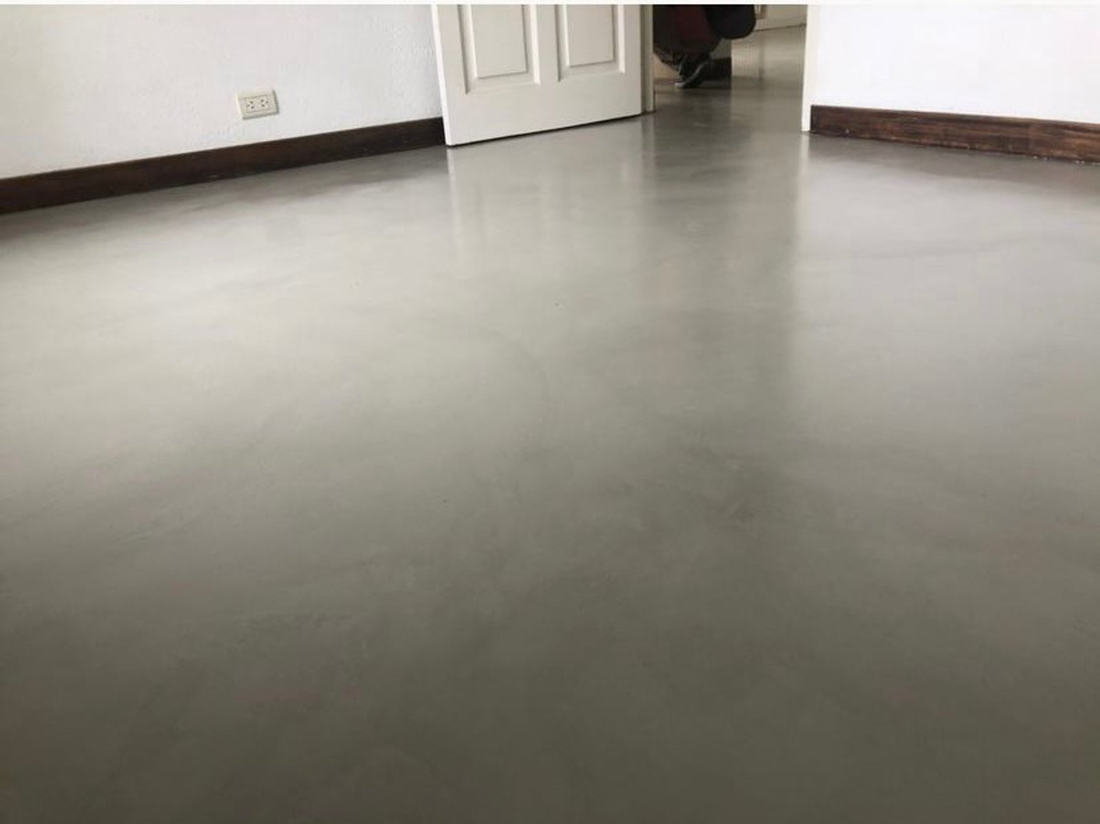 pasillo moderno con piso de microcemento blanco — proyecto Casa particular en Victoria, por PROTEX, en Victoria