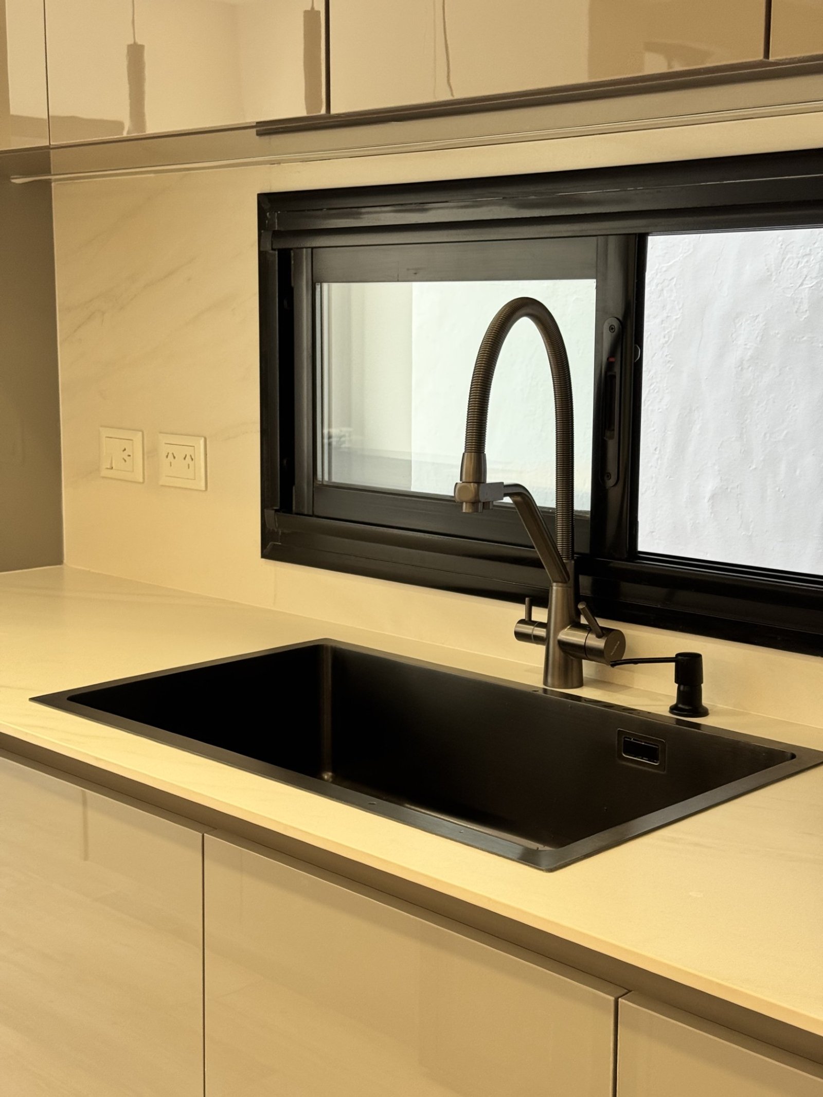 Cozinha moderna com pia preta e armários bege — projeto italia 2, por Estudio Grupo 32, em Vicente López