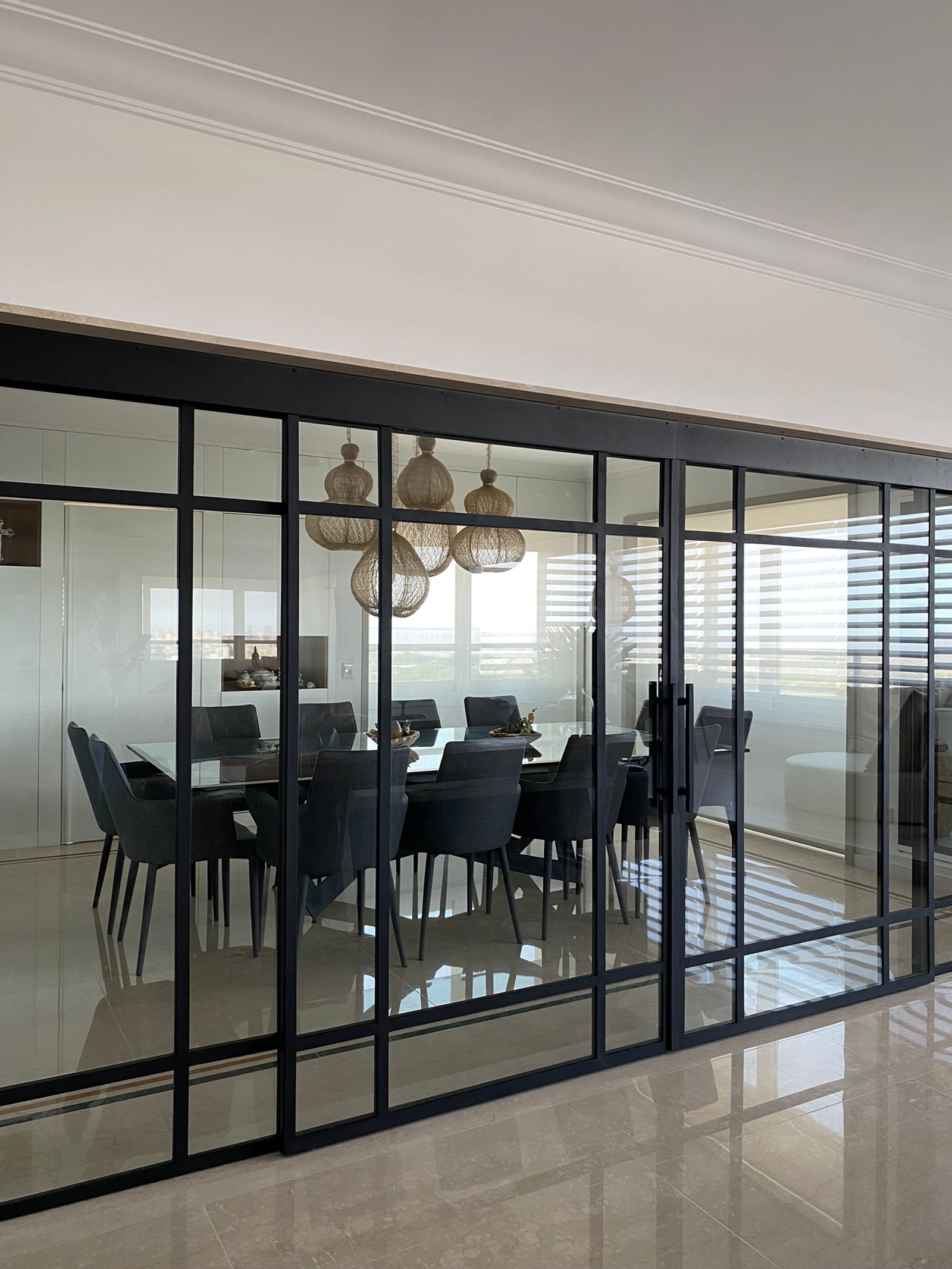 Sala de reuniones moderna con partición de cristal y luces tejidas — proyecto Libertador I, por MDBK Arquitectura, en Palermo