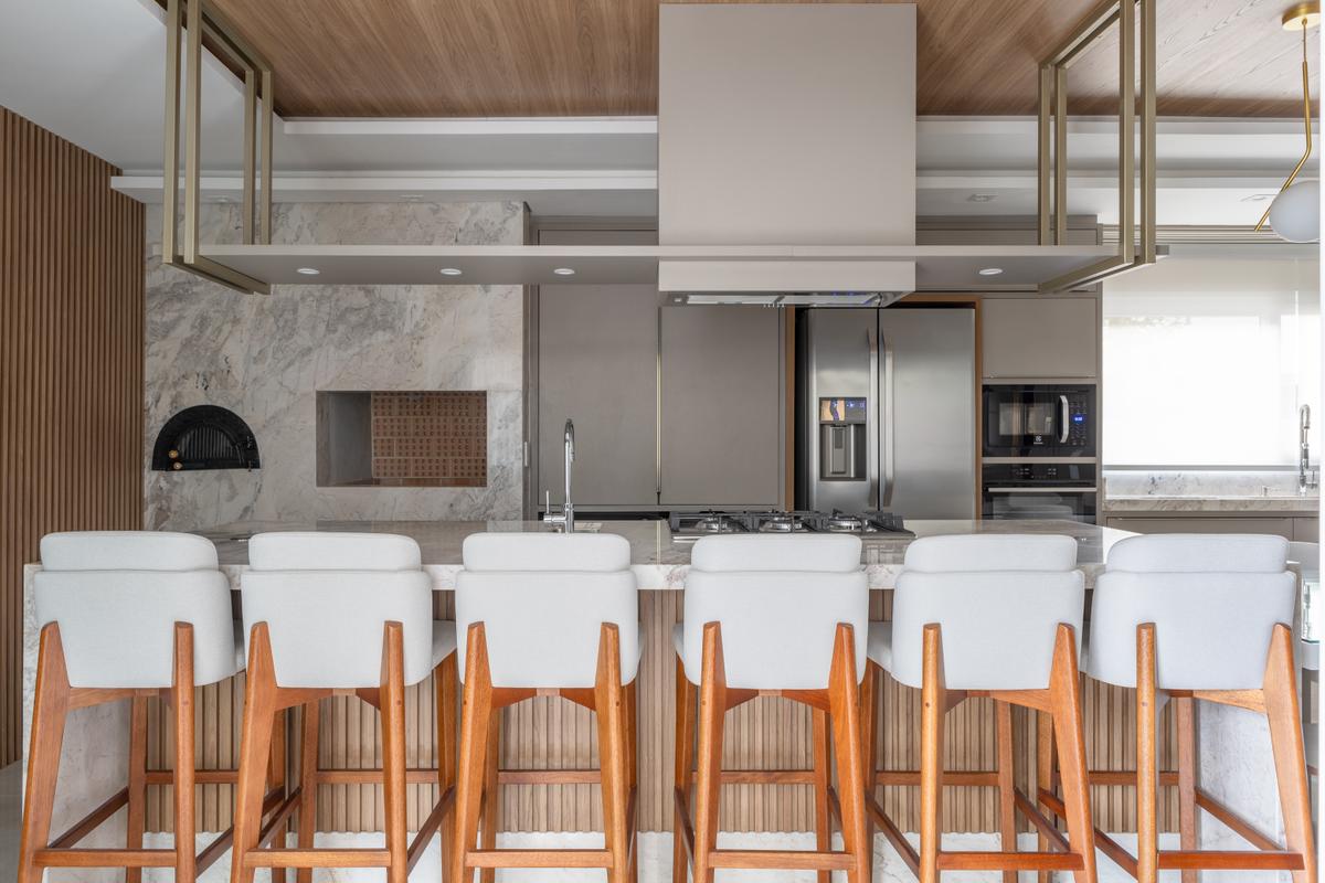 Cozinha moderna branca e mármore com ilha e bancos — projeto Cozinha e área gourmet reformados, por BRUNA CALDAT ARQUITETURA, em Curitiba