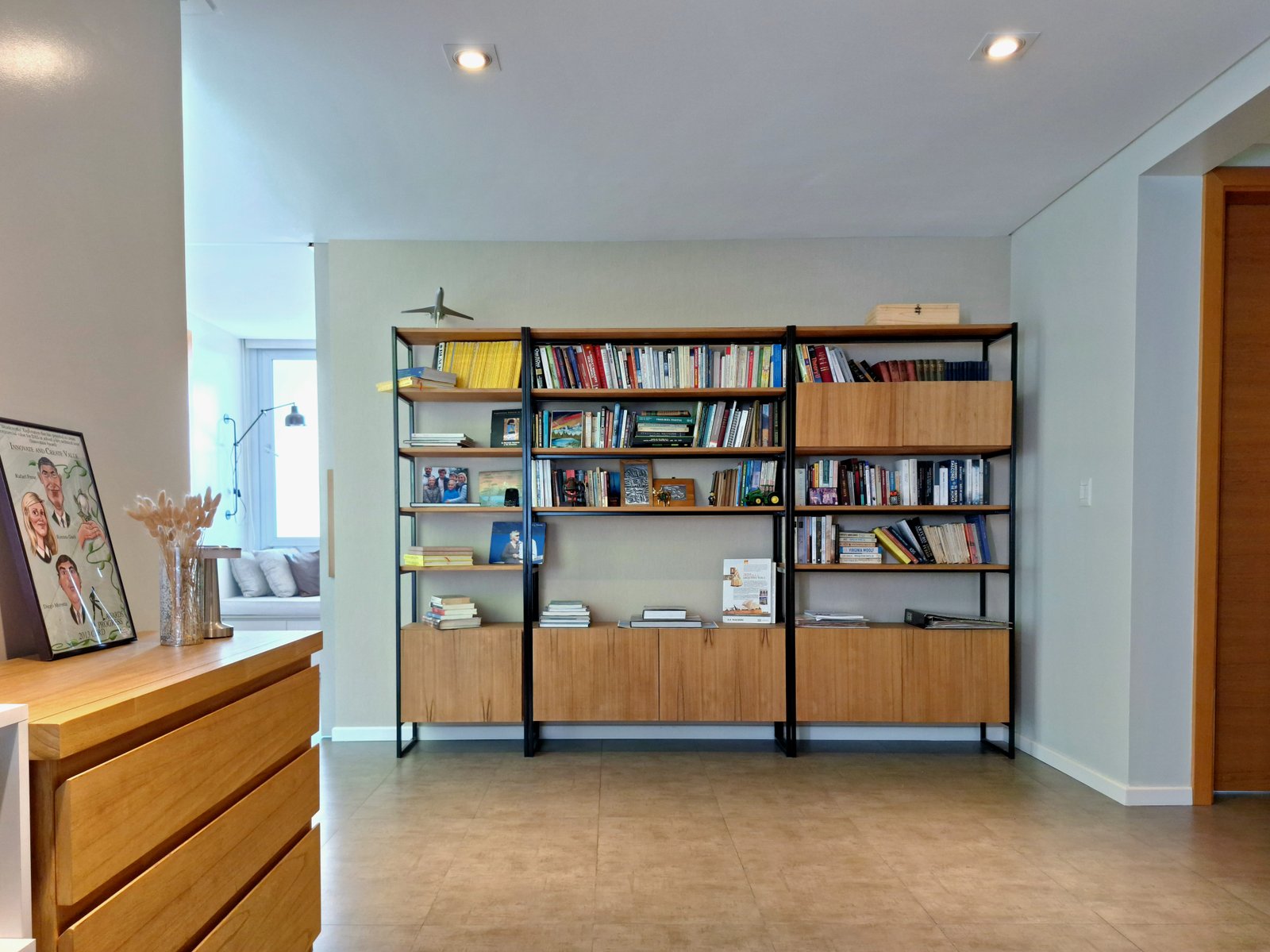 Estante modular moderno com madeira e metal na sala — projeto PROYECTO GREENLANDS, por HALESA ESTUDIO, em Sta Catalina 6105