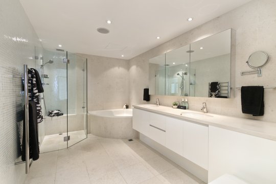 Baño moderno con doble vanitory, bañera exenta y ducha amplia — proyecto Revestimiento Interior, por DURLOCK