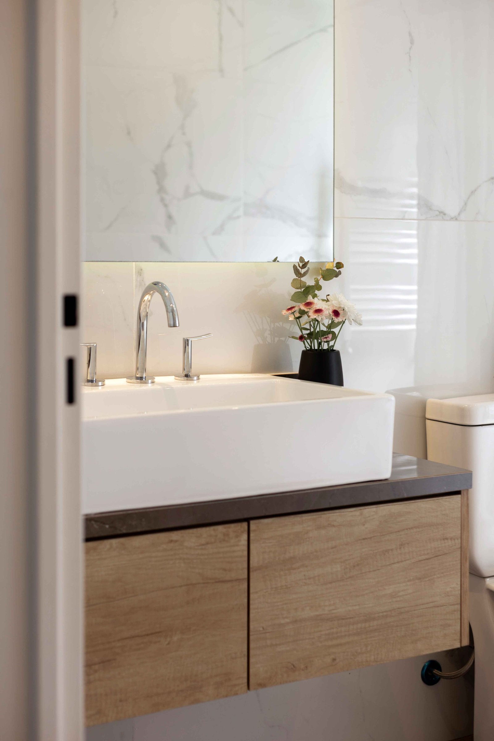 Baño moderno con vanitory flotante de madera y bacha integrada — proyecto SANTA INÉS I, por Estudio Stepa, en Canning
