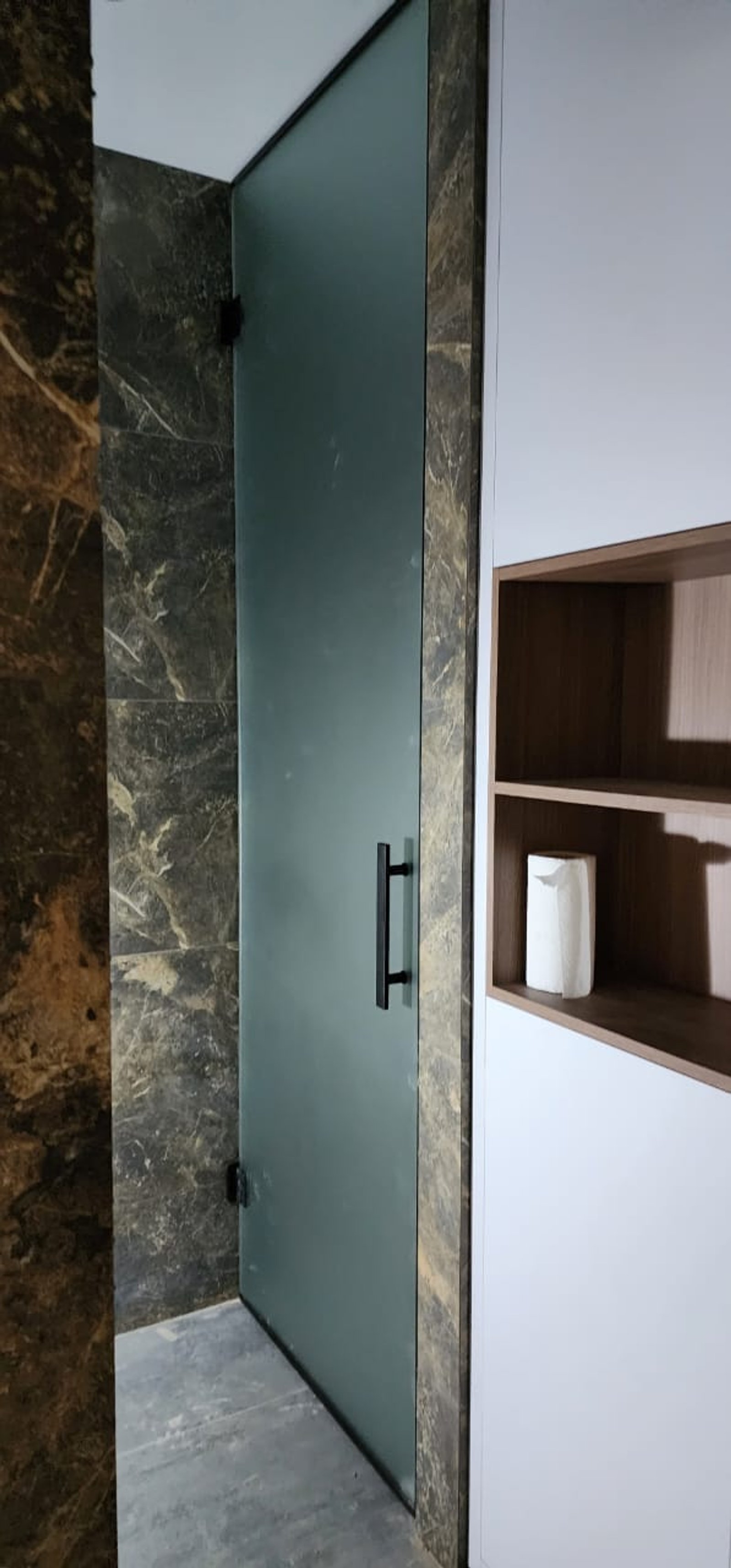 Baño moderno con puerta de ducha de vidrio esmerilado y estanterías — proyecto Mamparas varias , por Cristalcenter, en San Vicente