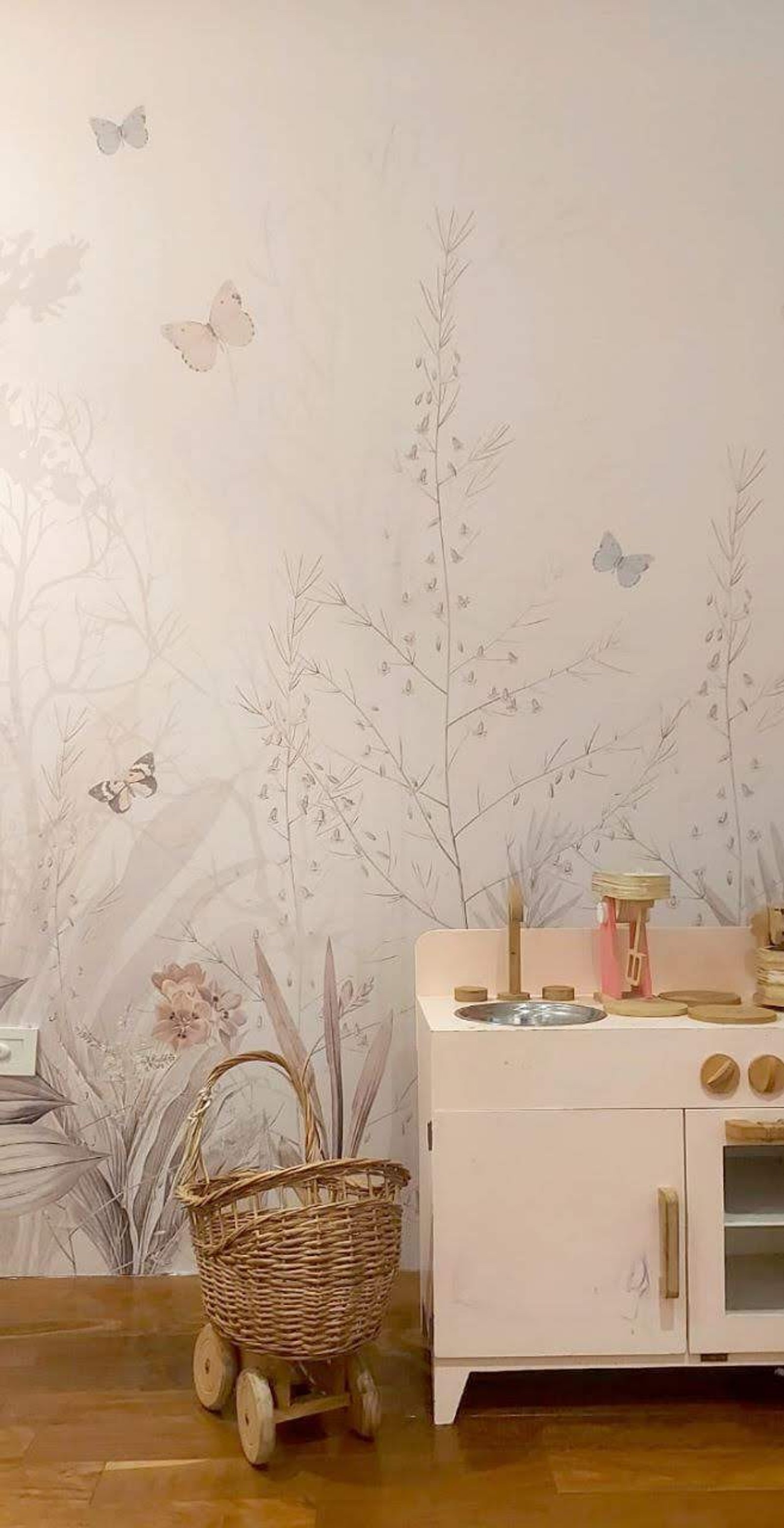 Quarto infantil com papel de parede de borboletas e cozinha de brinquedo — projeto Mural mariposas, por Picma Empapelados, Murales, Esmerilados, Prints ,Papeles, em Canning