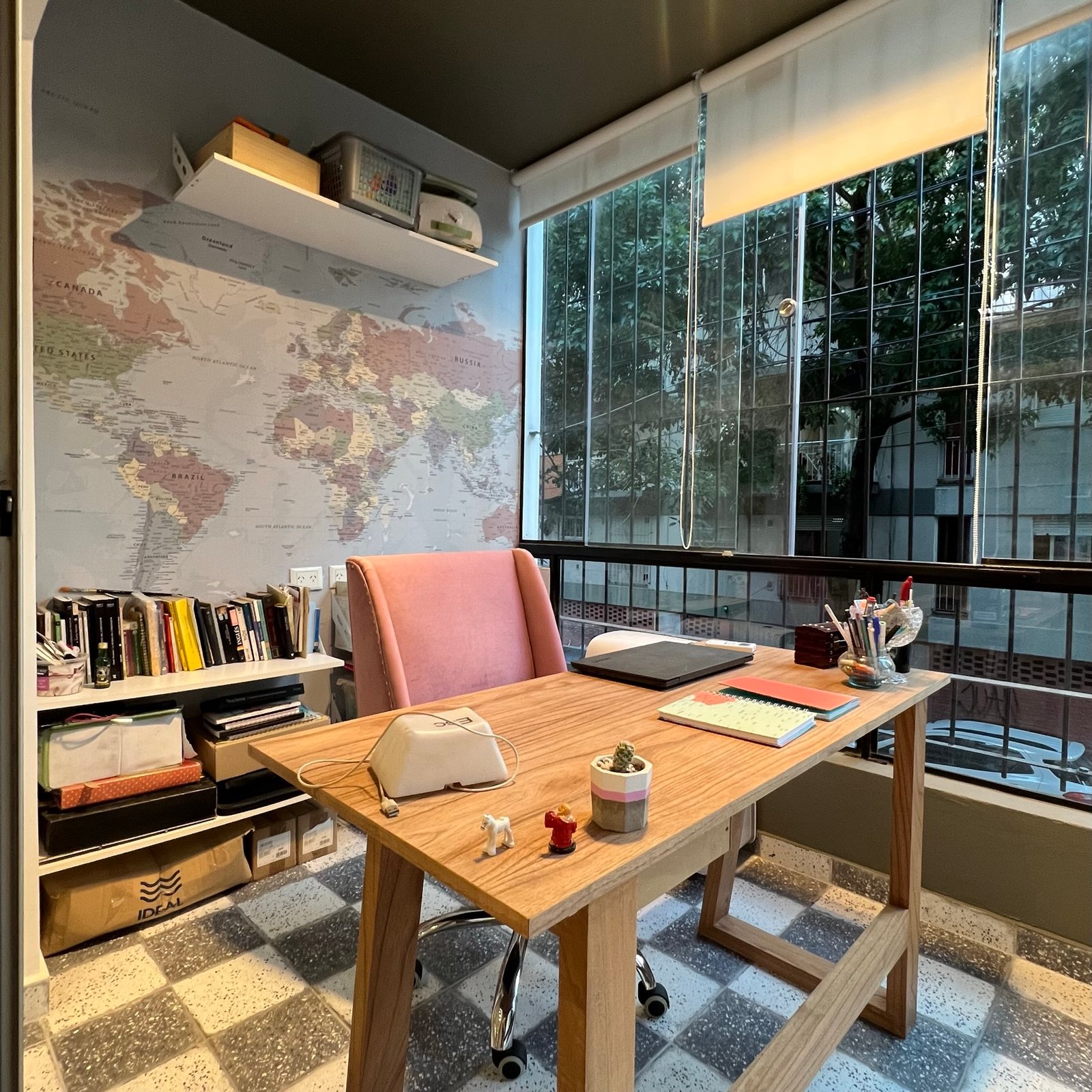 Escritório moderno com mapa do mundo e cadeira rosa — projeto Epuyen II, por MDBK Arquitectura, em Caballito