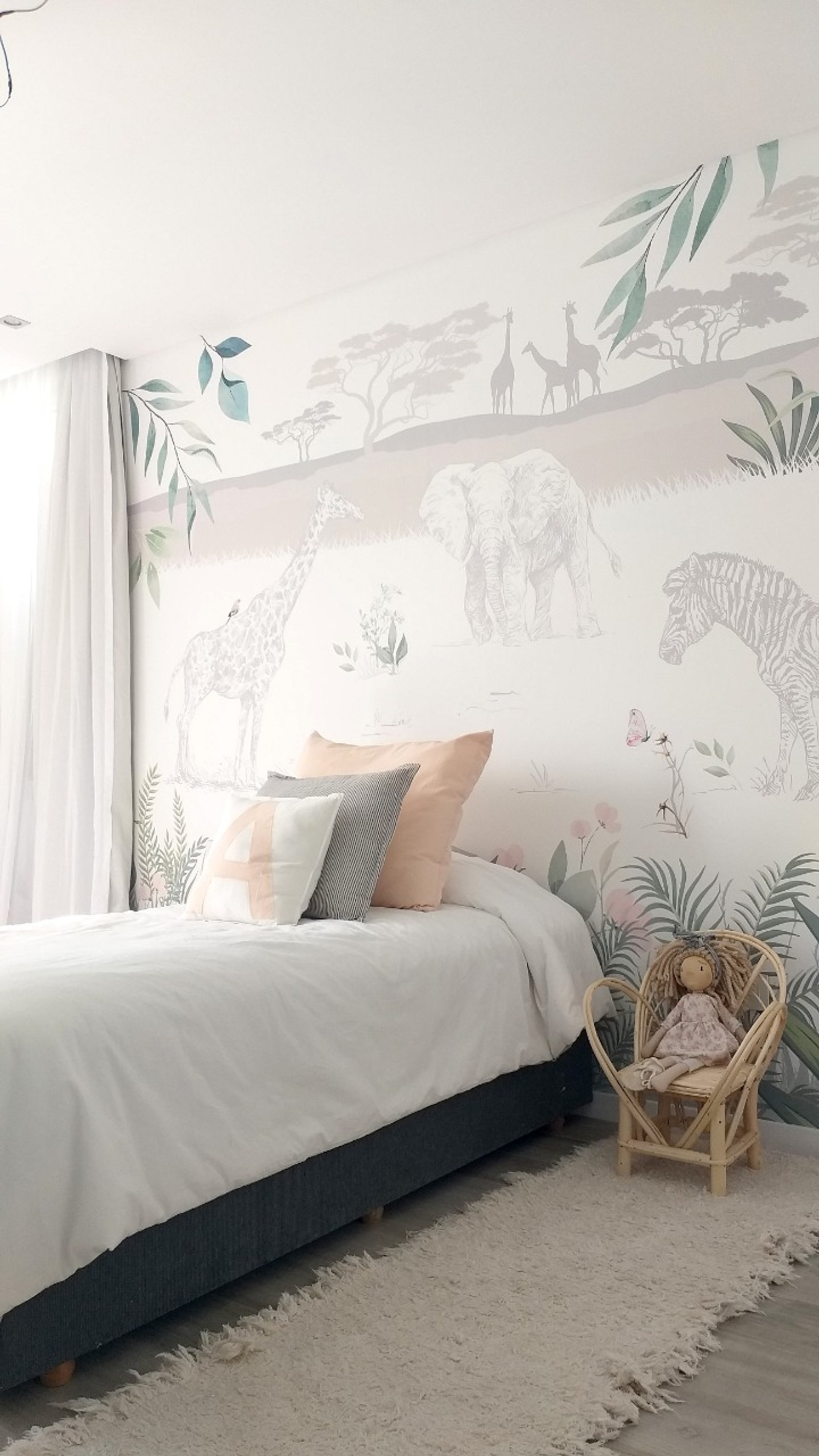 Quarto infantil temático de safari com mural e cadeira de vime — projeto Habitacion infantil Selva, por Picma Empapelados, Murales, Esmerilados, Prints ,Papeles, em Canning