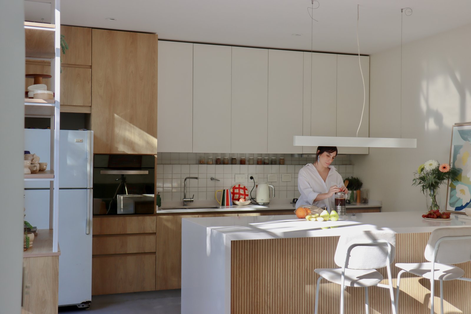 Cocina moderna escandinava con muebles de madera y encimera de piedra blanca — proyecto Foullier, por Bouré Studio, en Villa Urquiza