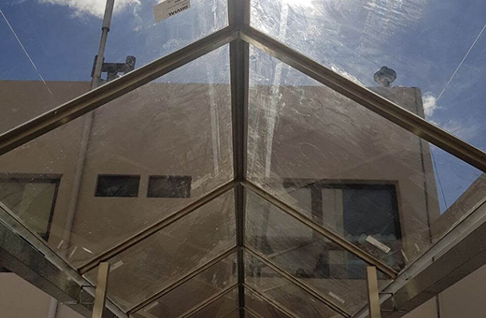 estrutura de telhado de vidro em construção — projeto Techos en vidrio laminado, por Cristalcenter, em Parque Leloir