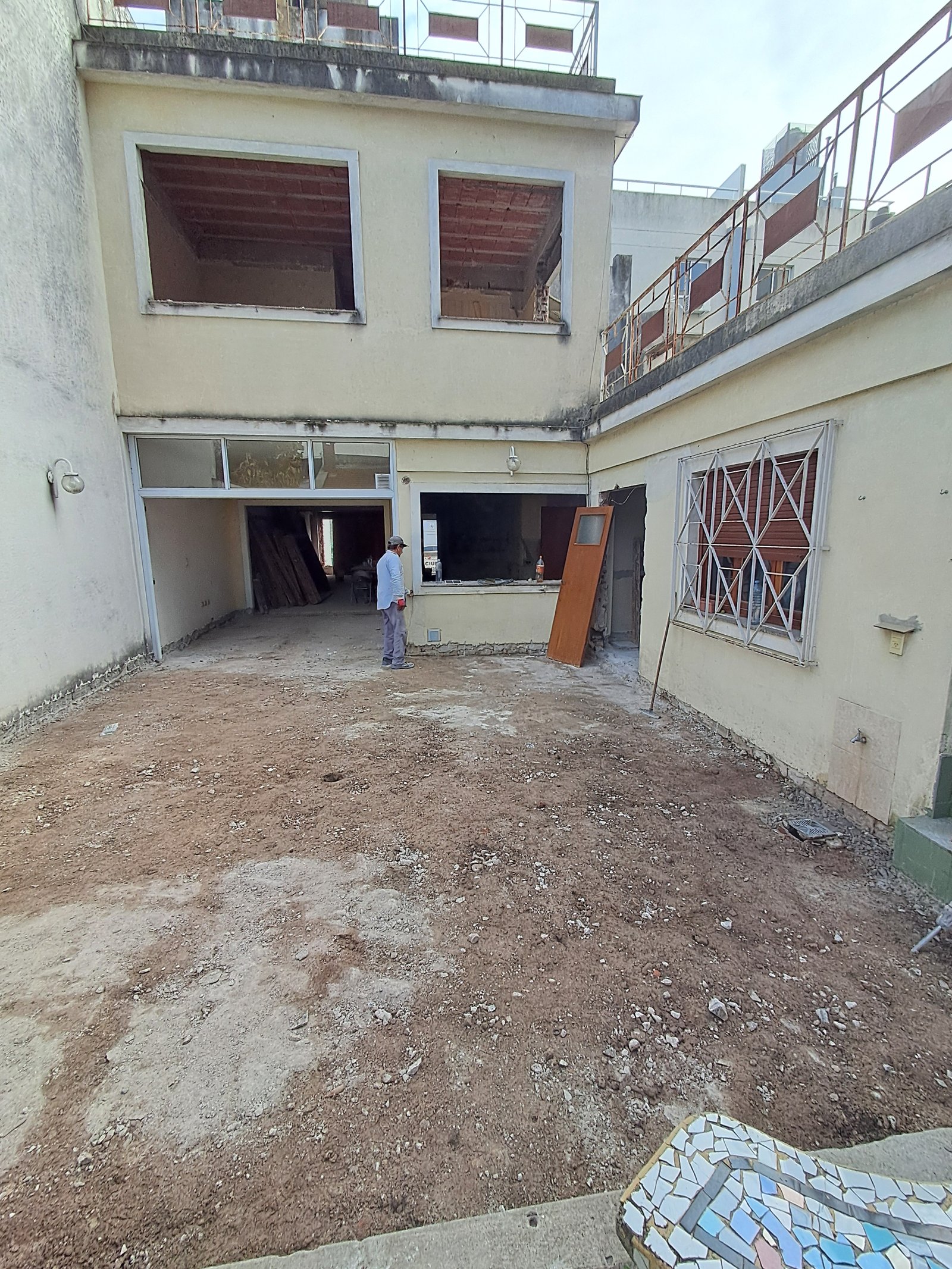 Exterior de edificio en construcción con patio de tierra — proyecto REFACCIÓN SOLANO LOPEZ, por IRALA CONSTRUCCIONES, en Mariscal Francisco Solano López 3634