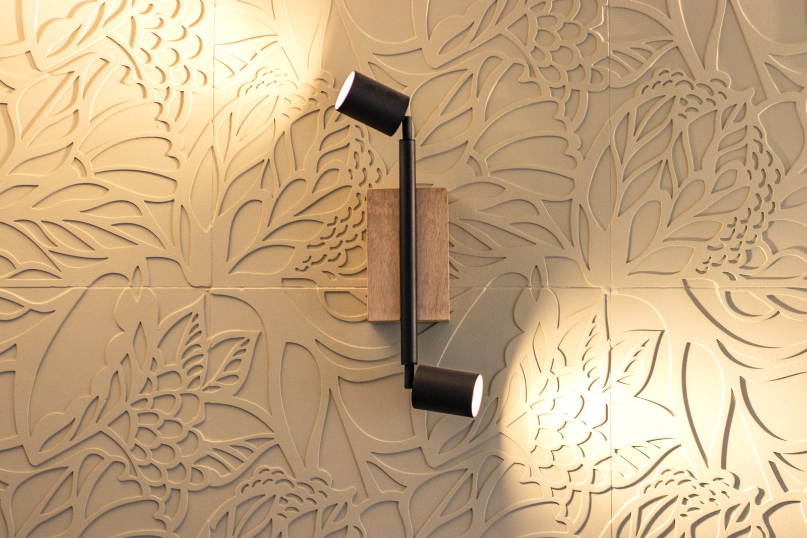 aplique de pared negro moderno con detalles florales — proyecto Estudio MDBK, por MDBK Arquitectura, en Almagro