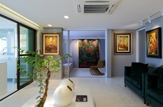 Galería de arte contemporáneo con obras expuestas en paredes iluminadas — proyecto Apartamento 250m em Casa Forte, por André Caricio