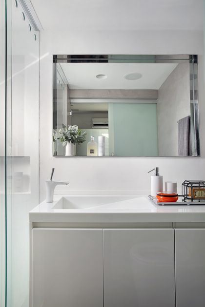 Bano minimalista con mesada blanca, espejo grande y detalles en gris — proyecto RF House, por Studio Ro-ca