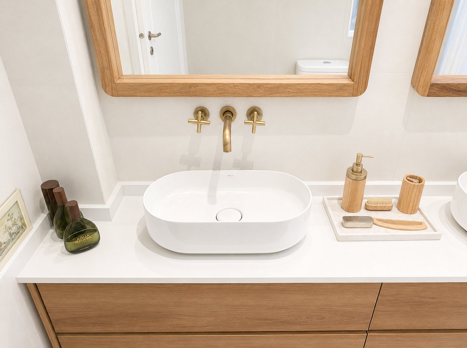 Baño moderno escandinavo con doble bacha y grifería dorada — proyecto Arenales, por Equipe, en Buenos Aires