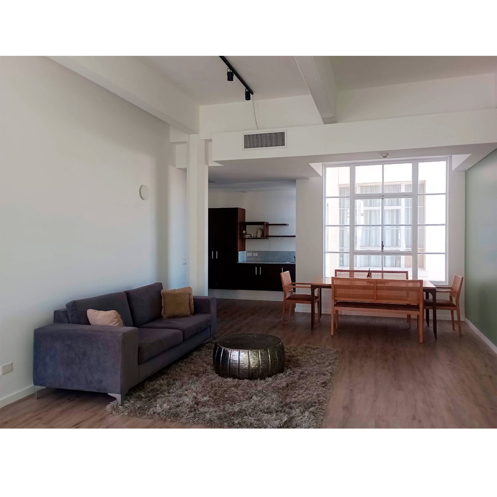 Living comedor moderno con cocina integrada y muebles de madera — proyecto PH Moreno, por ASIA - arquitectura, en San Telmo