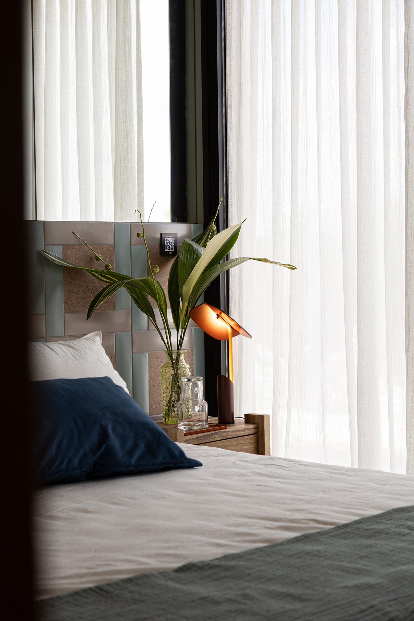 Quarto moderno com cama grande e luz natural — projeto Sara Plazibat, por Gaby Alfonso, em B1648 Tigre