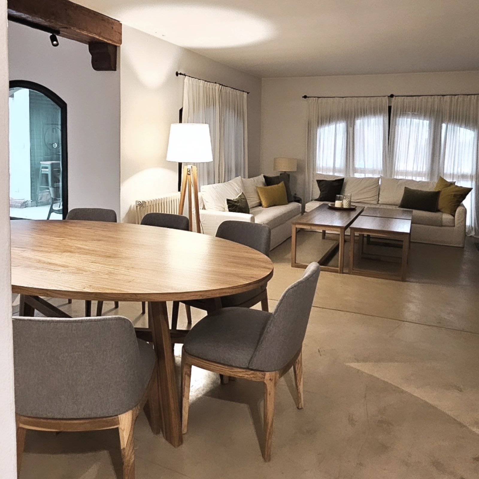 Living comedor moderno escandinavo con madera y tonos grises — proyecto Fatima , por Claraboia , en Pilar