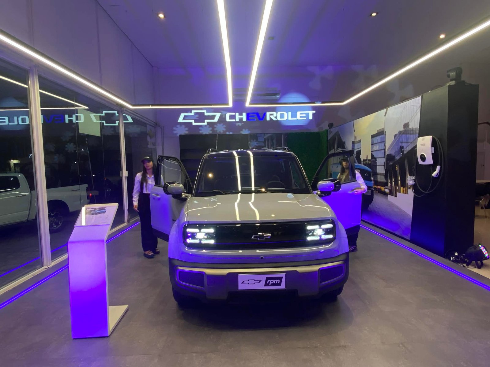 Showroom de autos eléctricos Chevrolet con iluminación futurista — proyecto Concesionario Oficial Chevrolet, Resistencia Chaco., por Arquitecto Gustavo Maidana, en Resistencia
